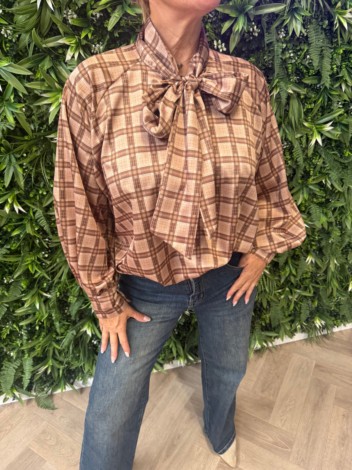 Blouse met strik geruit camel