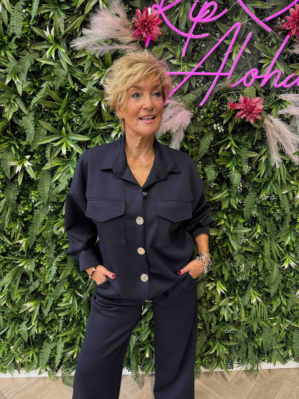 Tweedelig pak blouse met knopen marineblauw