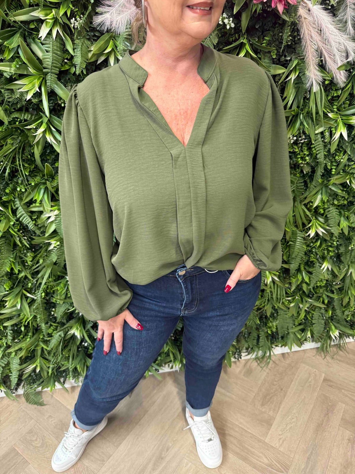 Blouse roezel met pofmouwen legergroen
