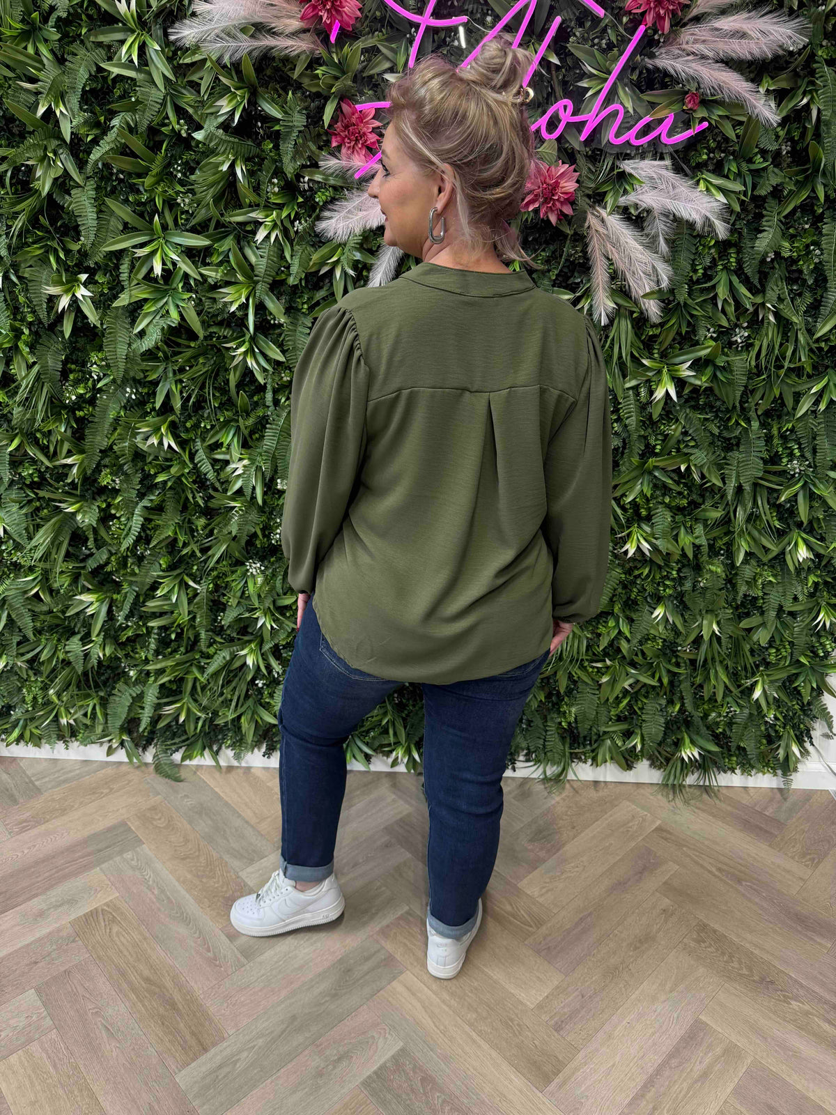 Blouse roezel met pofmouwen legergroen