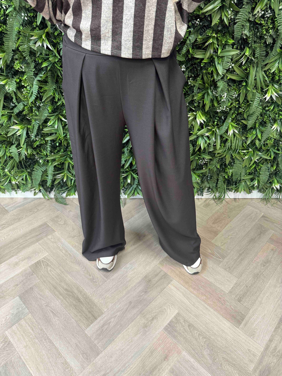 Pantalon met plooi donkerbruin