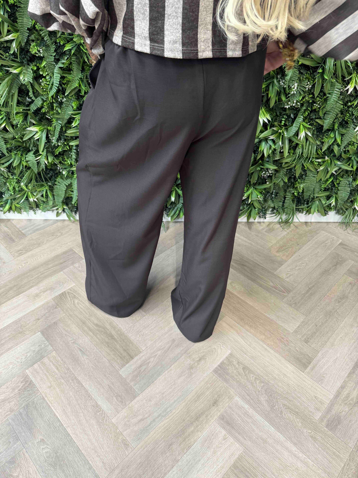 Pantalon met plooi donkerbruin