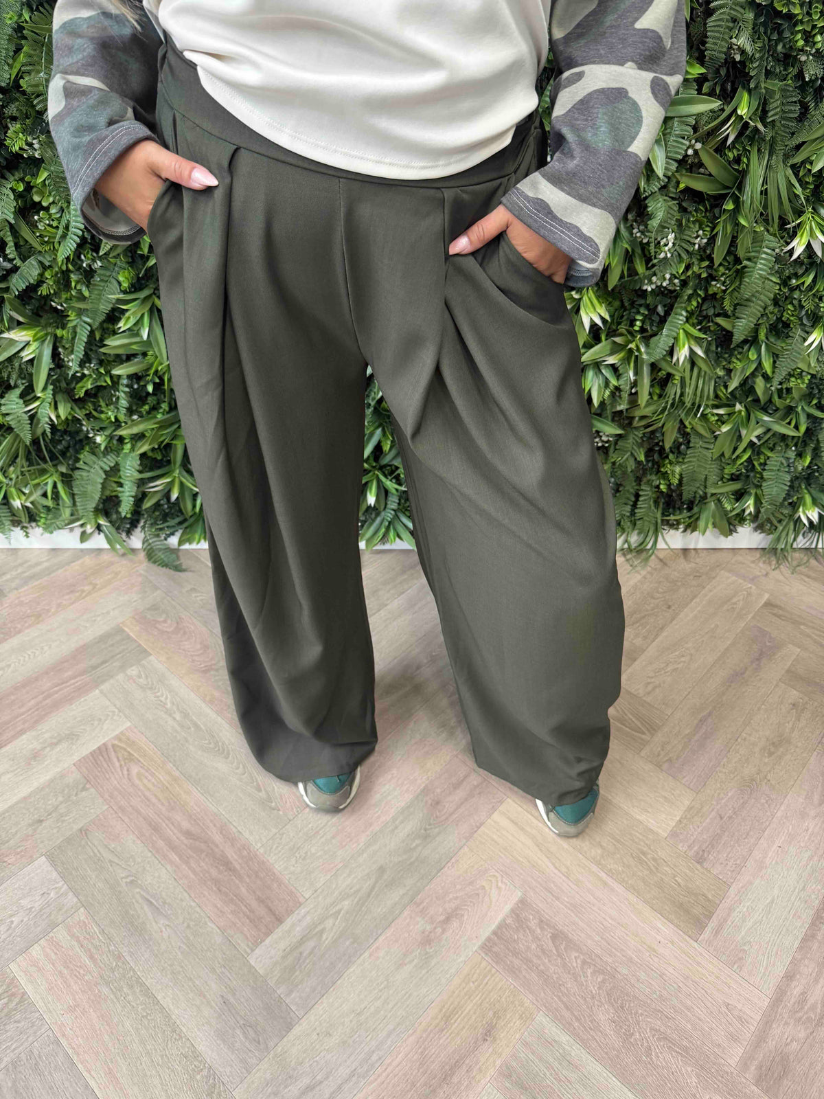 Pantalon met plooi legergroen