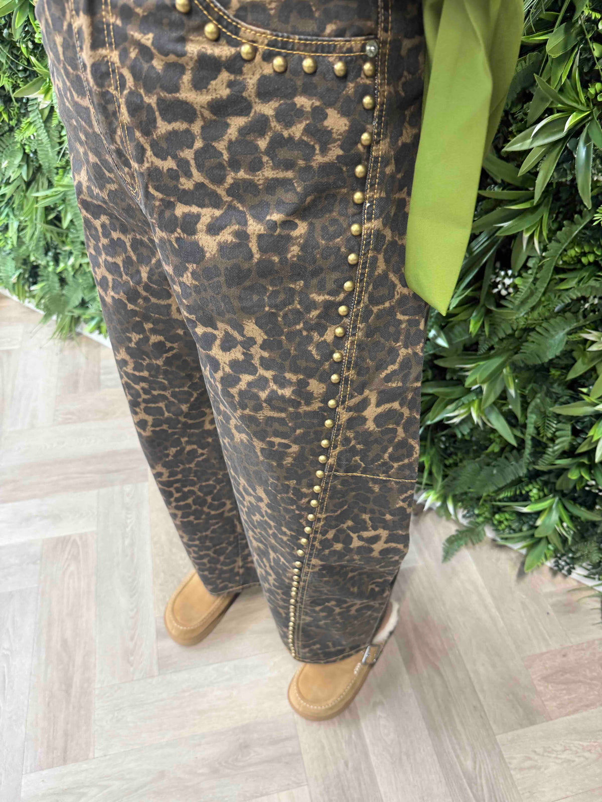 Jewelly panter print met studs balloon fit camel