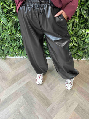Leatherlook broek elastieken onderkant zwart