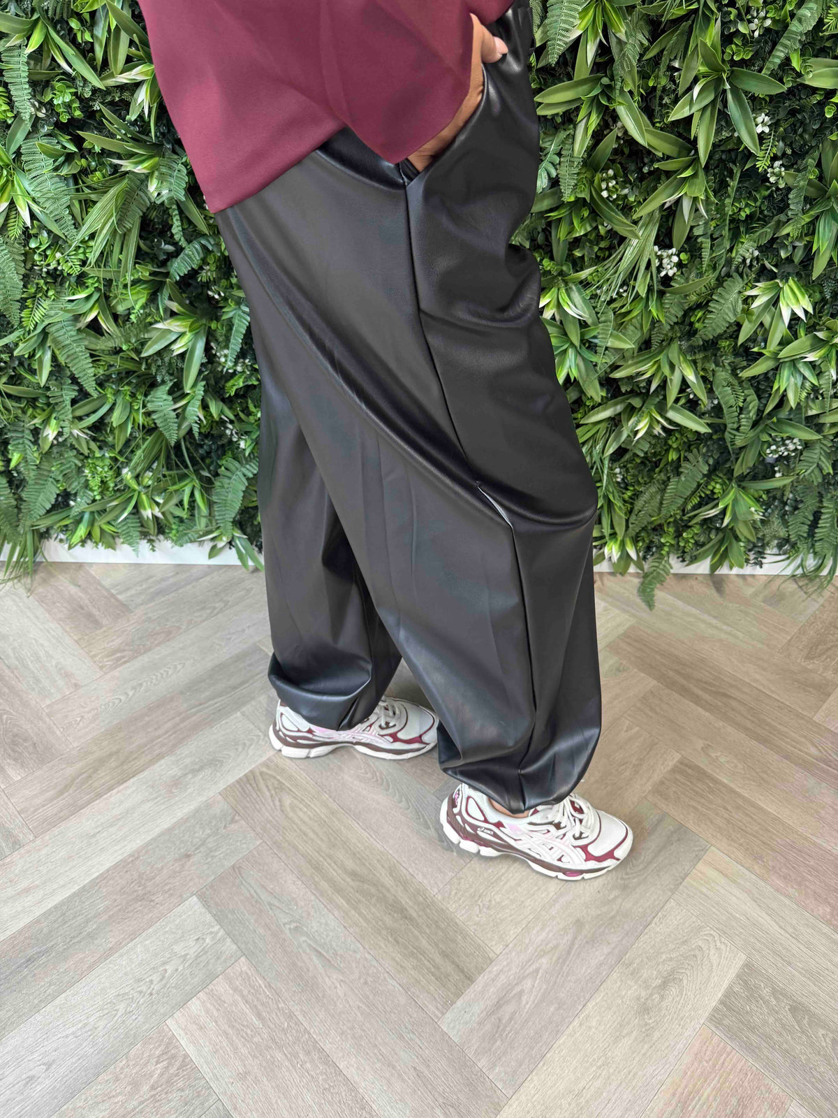 Leatherlook broek elastieken onderkant zwart