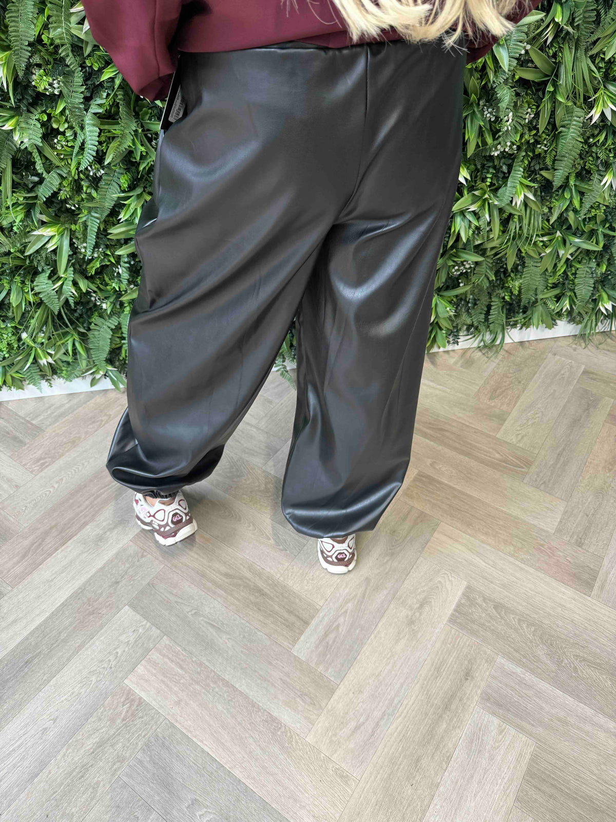 Leatherlook broek elastieken onderkant zwart