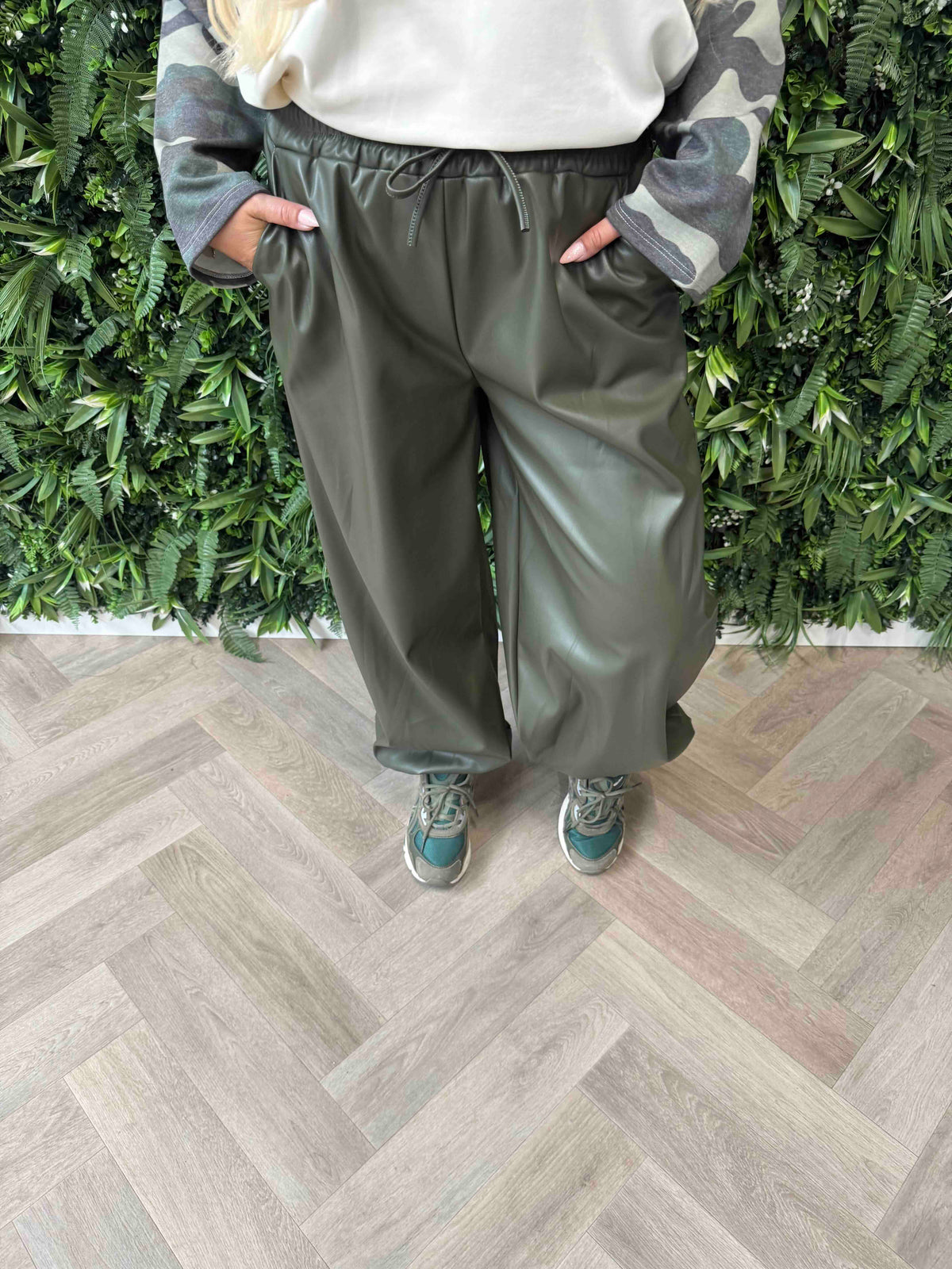Leatherlook broek elastieken onderkant legergroen