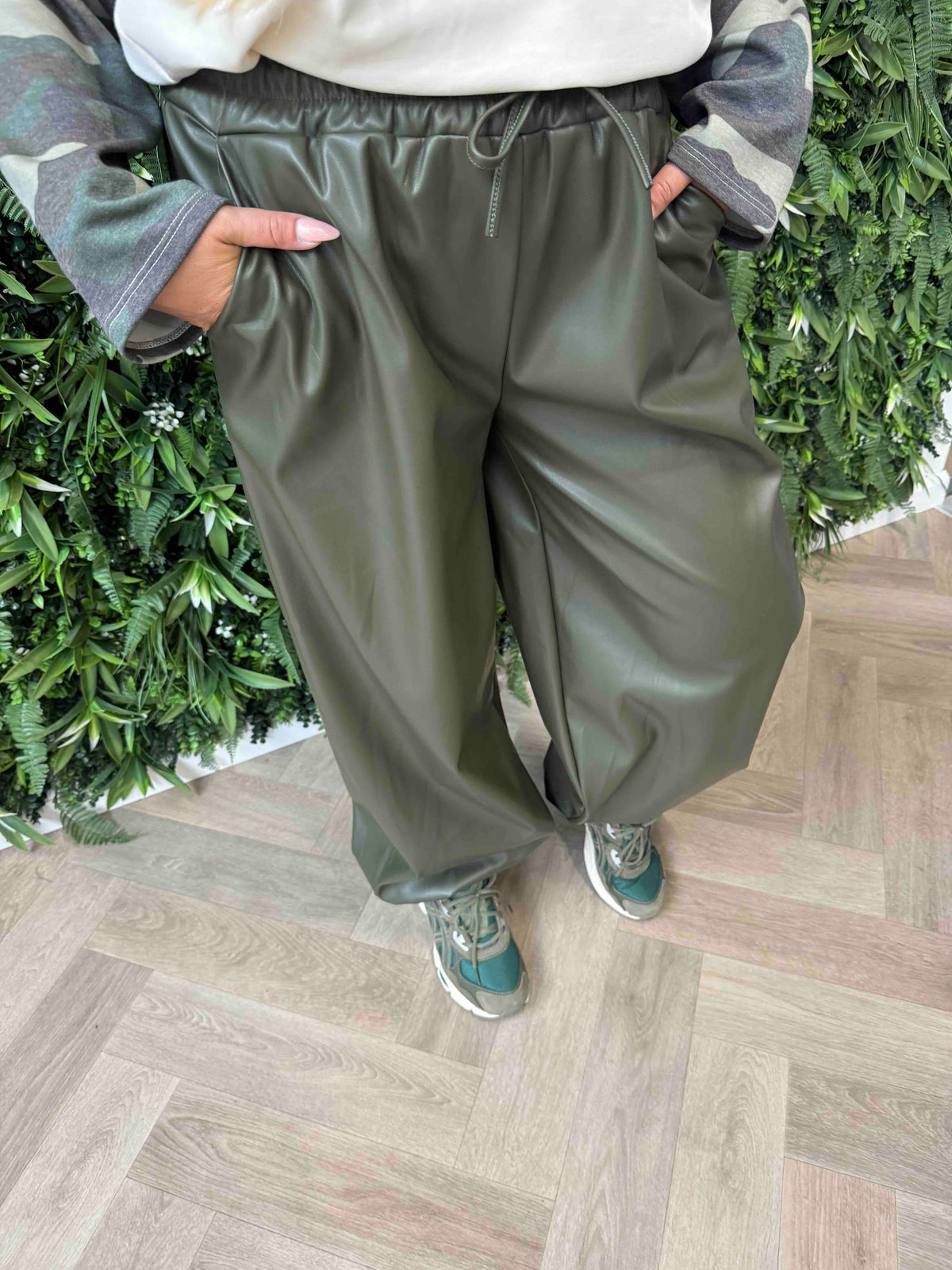 Leatherlook broek elastieken onderkant legergroen