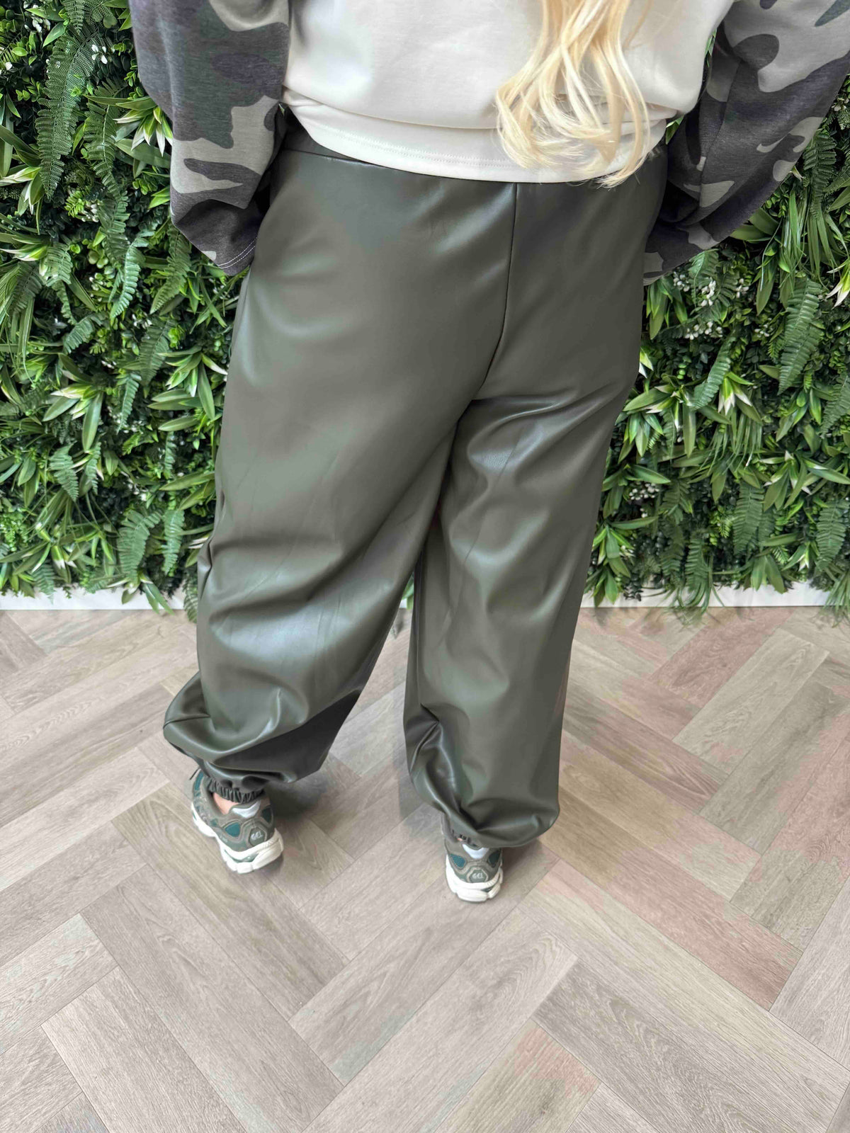 Leatherlook broek elastieken onderkant legergroen