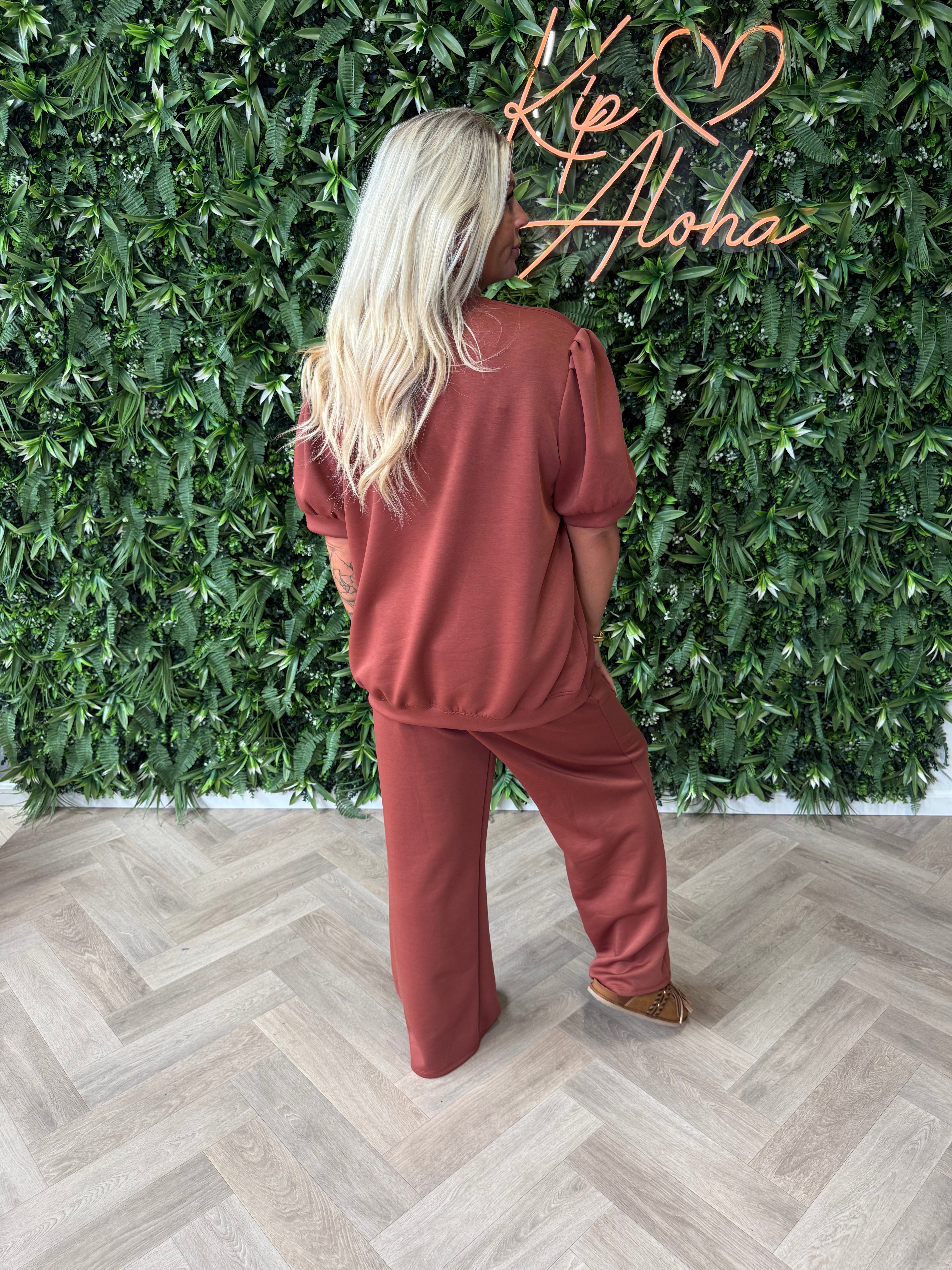 tweedelig pak sweater korte pofmouwen terracotta