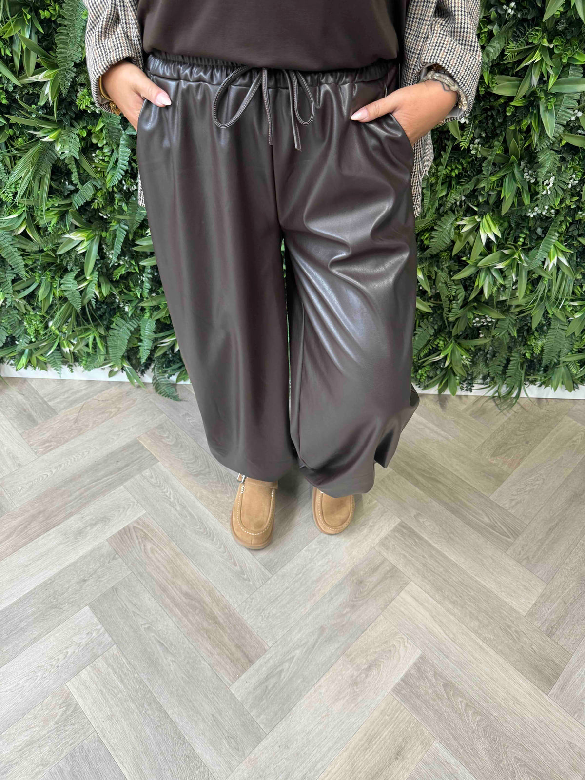 Leatherlook broek elastieken onderkant donkerbruin