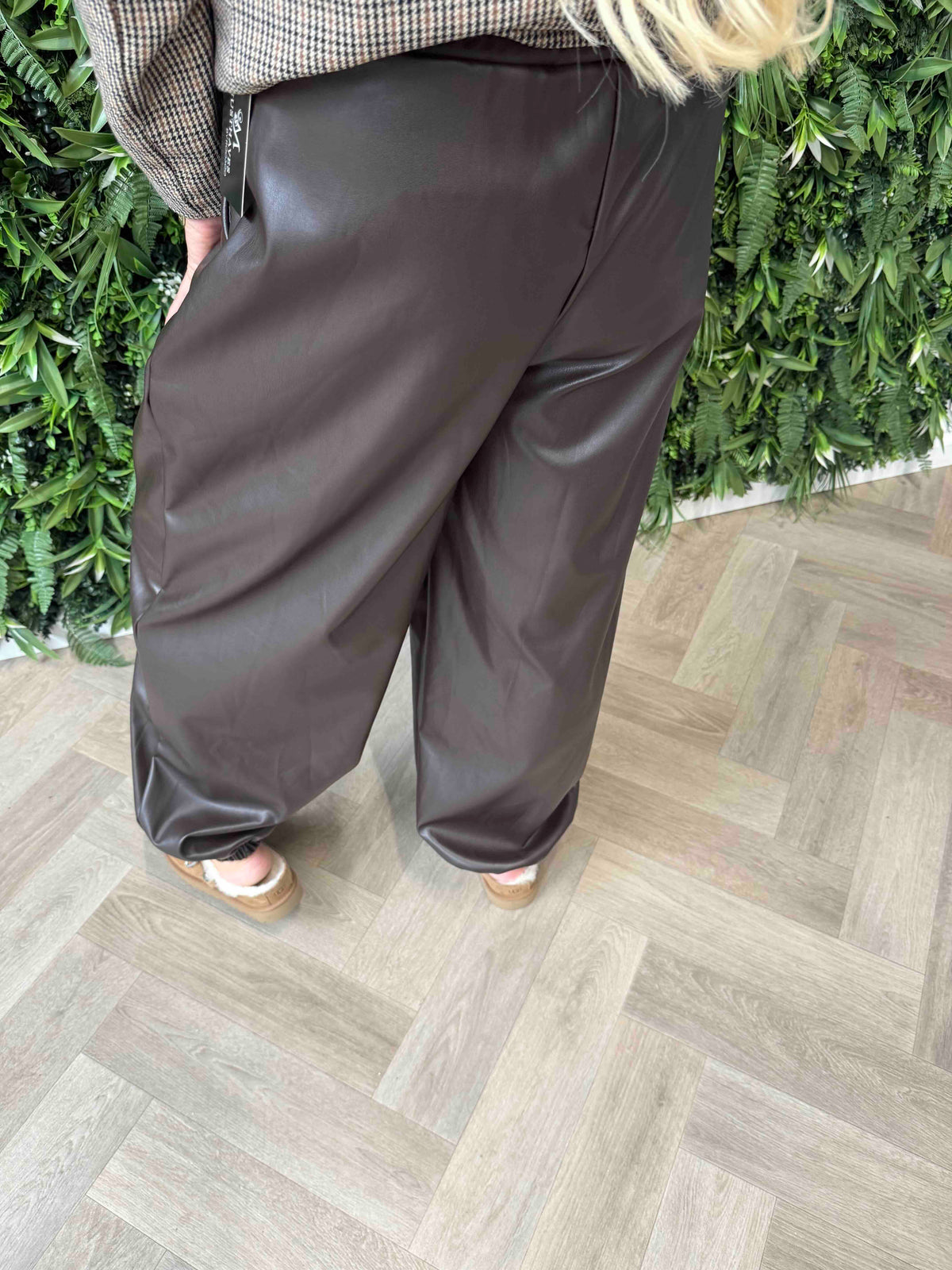 Leatherlook broek elastieken onderkant donkerbruin