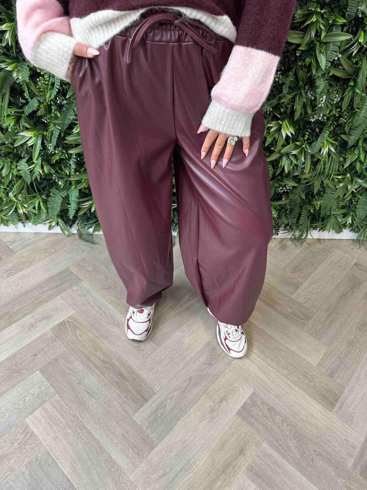 Leatherlook broek elastieken onderkant aubergine