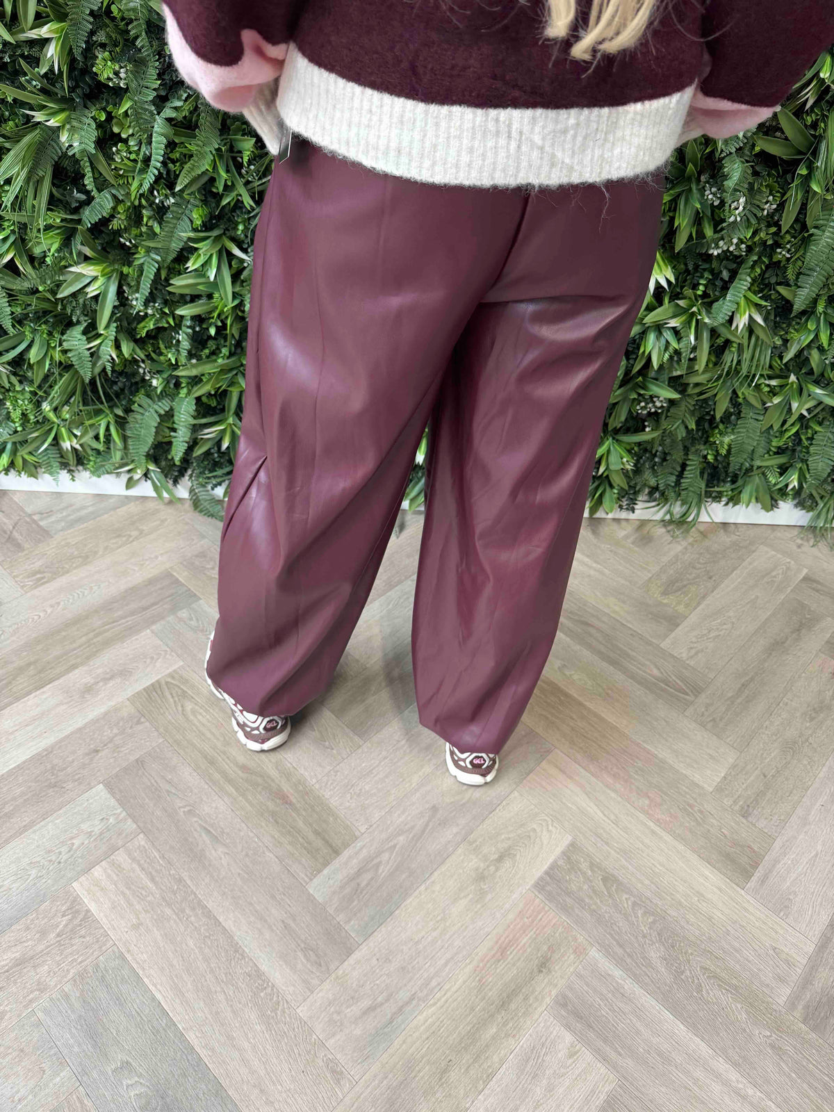 Leatherlook broek elastieken onderkant aubergine