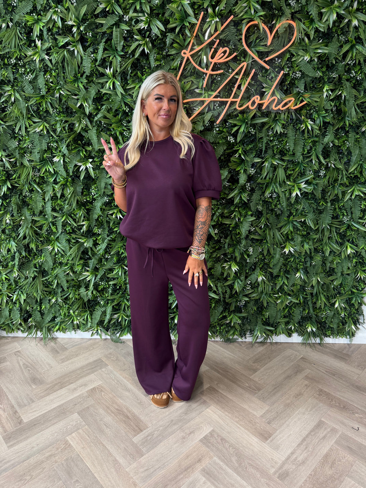 tweedelig pak sweater korte pofmouwen aubergine