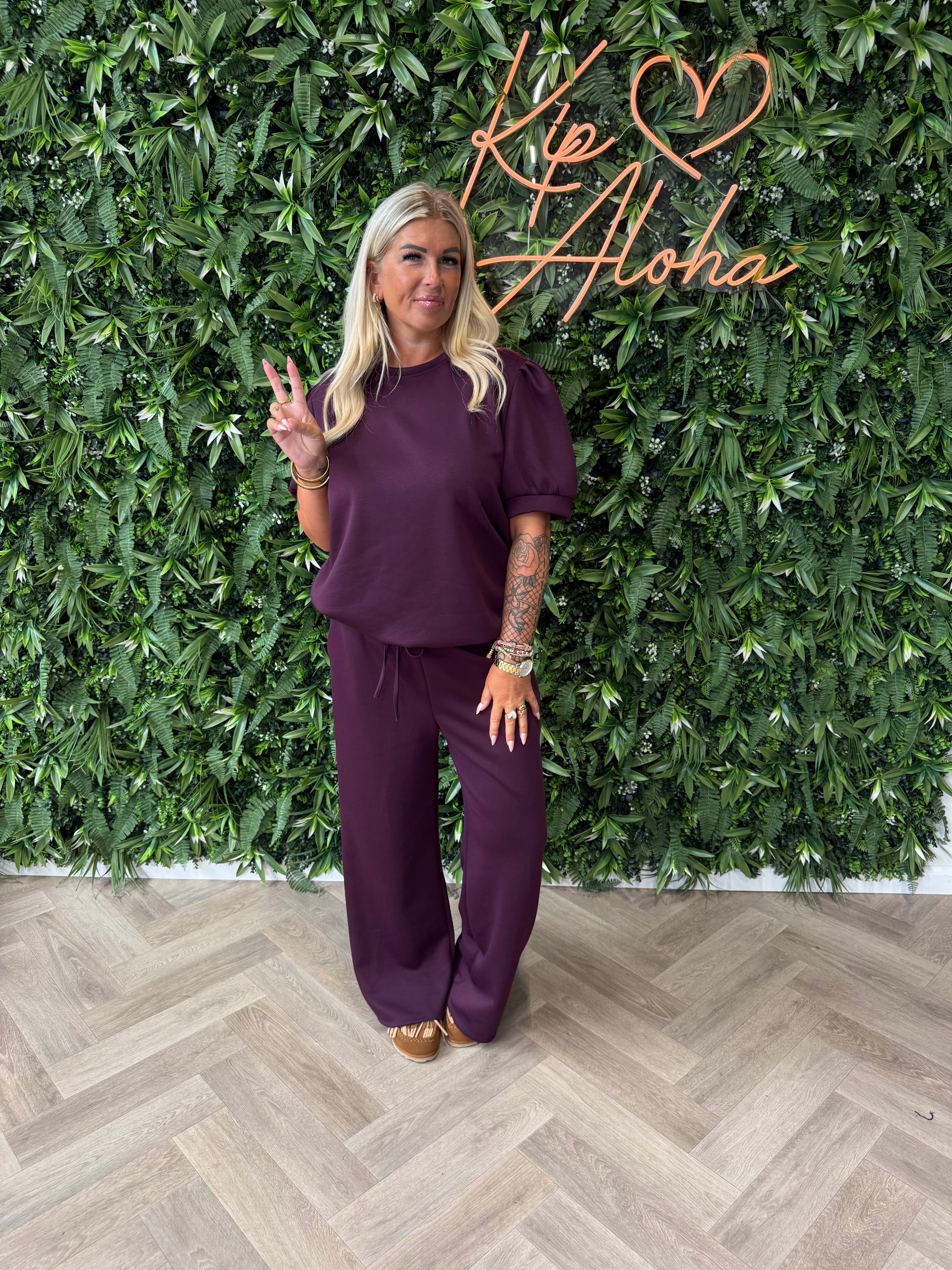tweedelig pak sweater korte pofmouwen aubergine