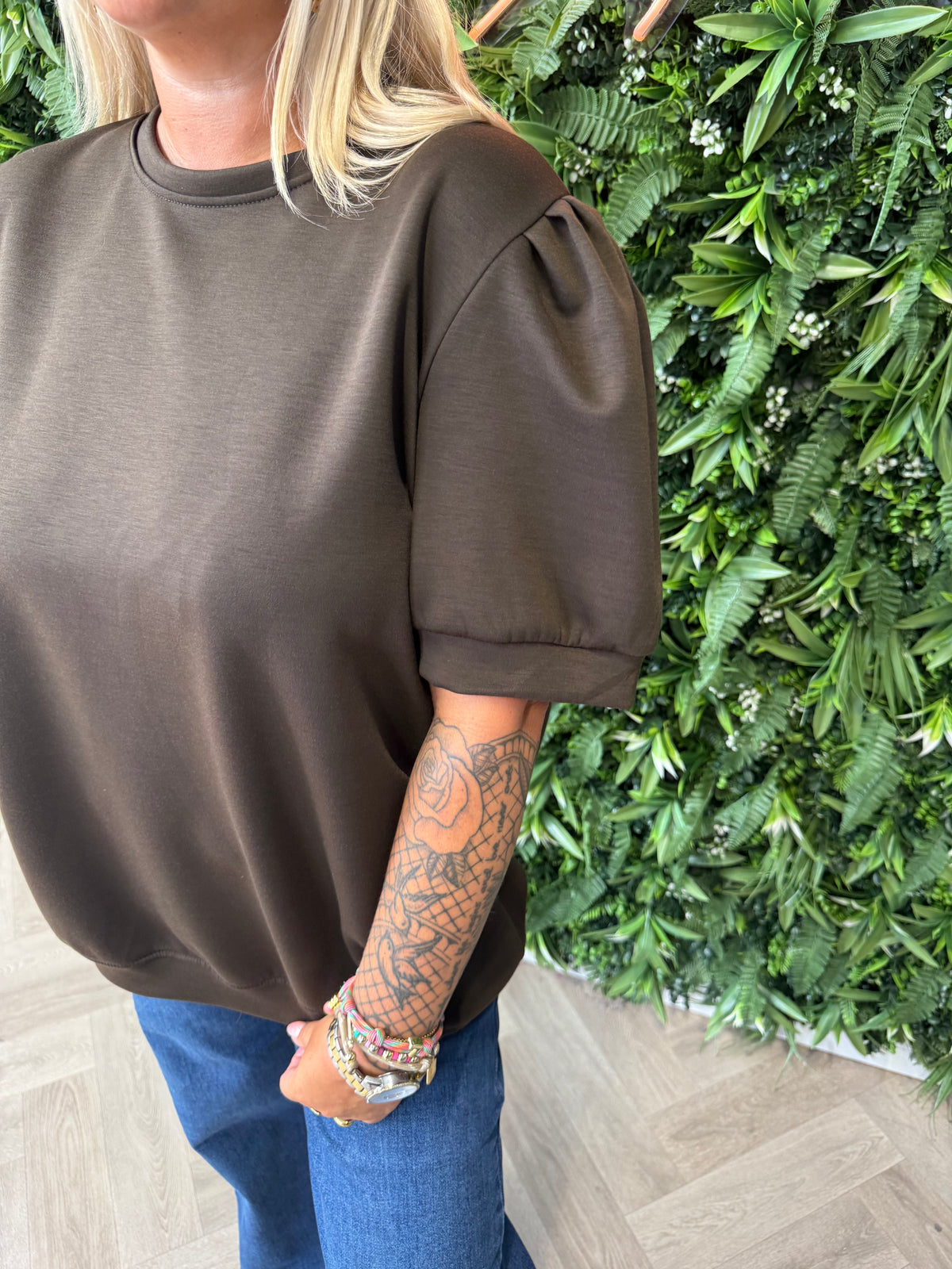 Sweater korte pofmouwen donkerbruin