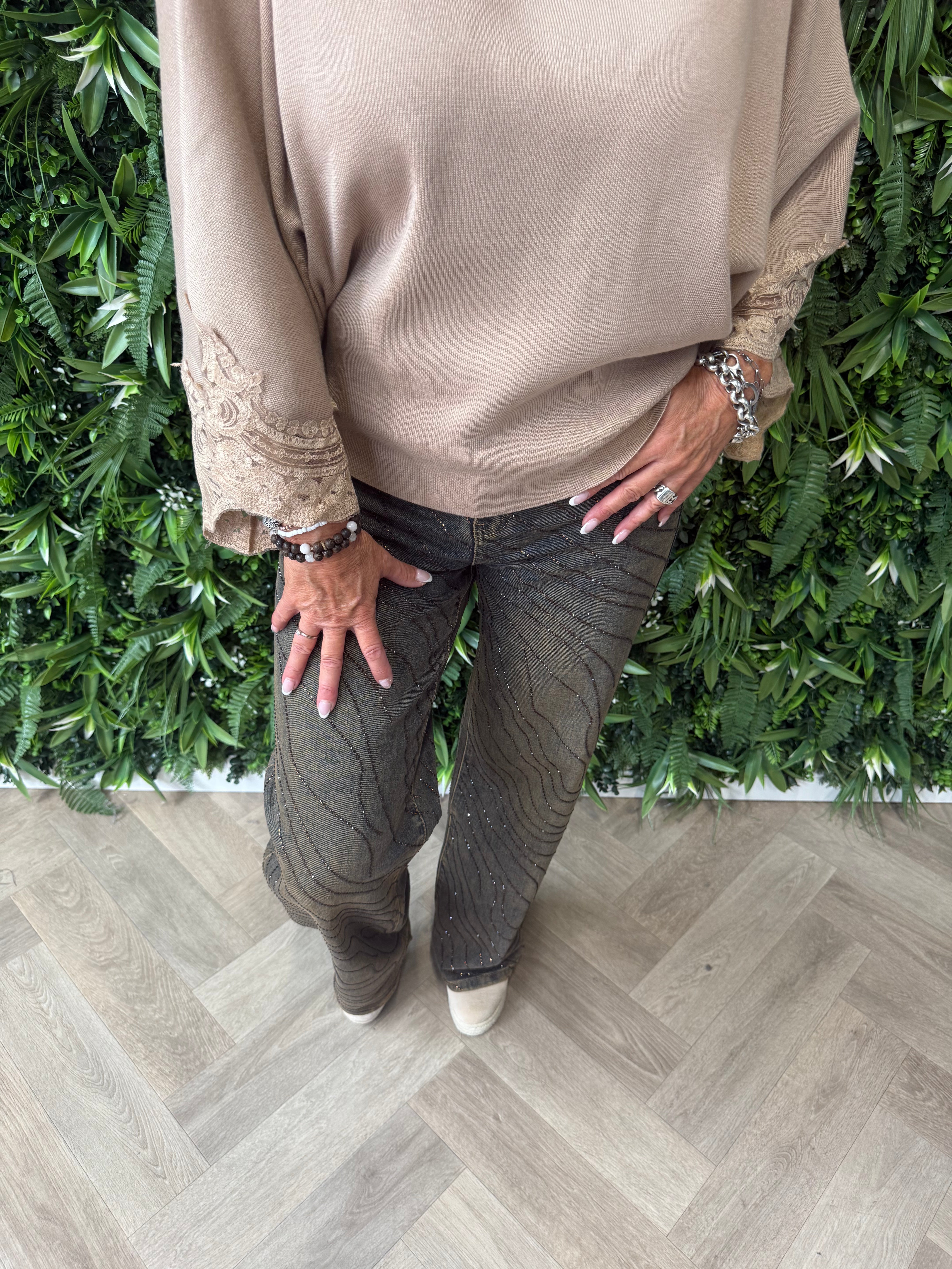 Fijn gebreide trui v-hals met broderie rand camel