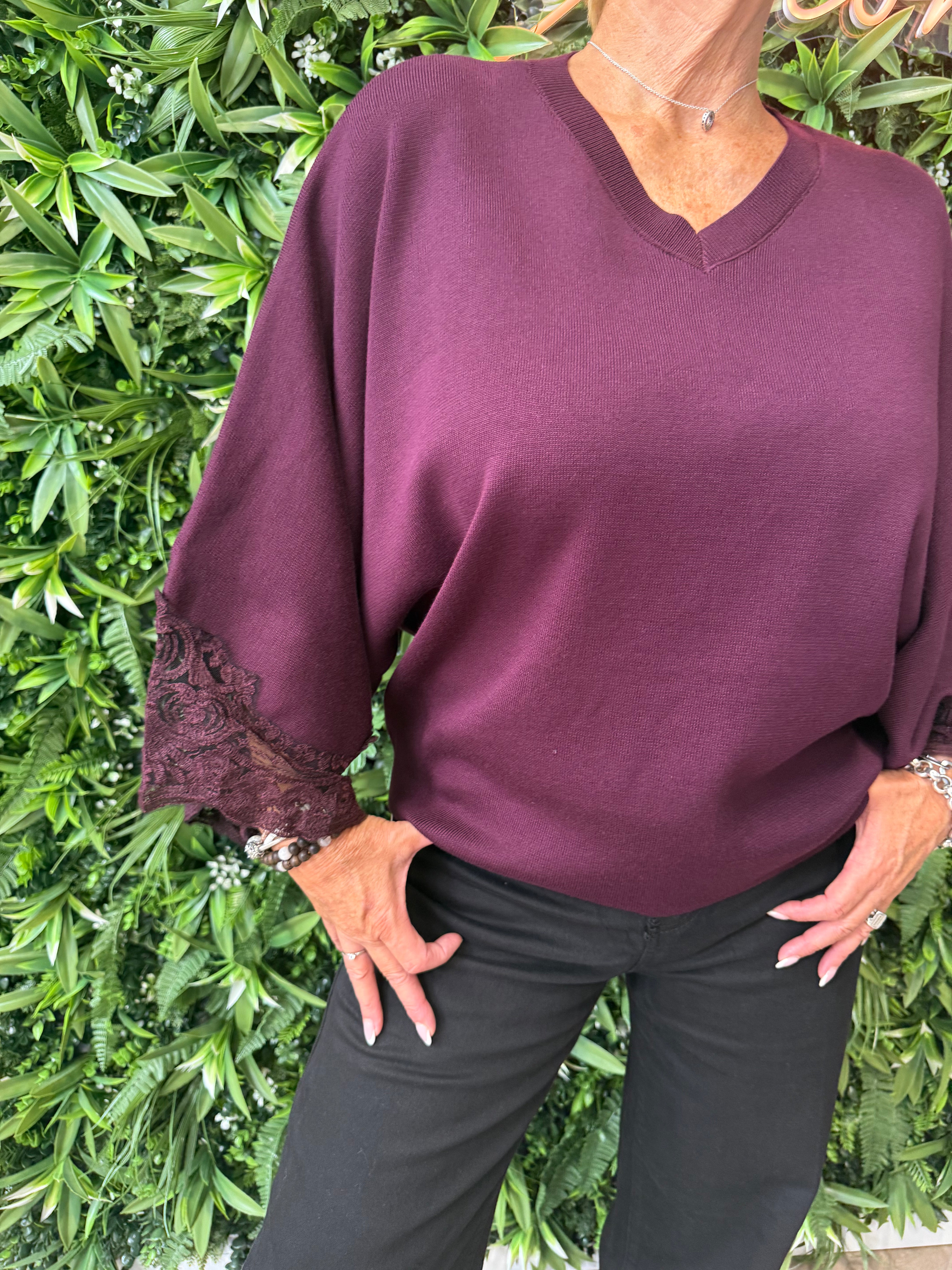 Fijn gebreide trui v-hals met broderie rand bordeaux