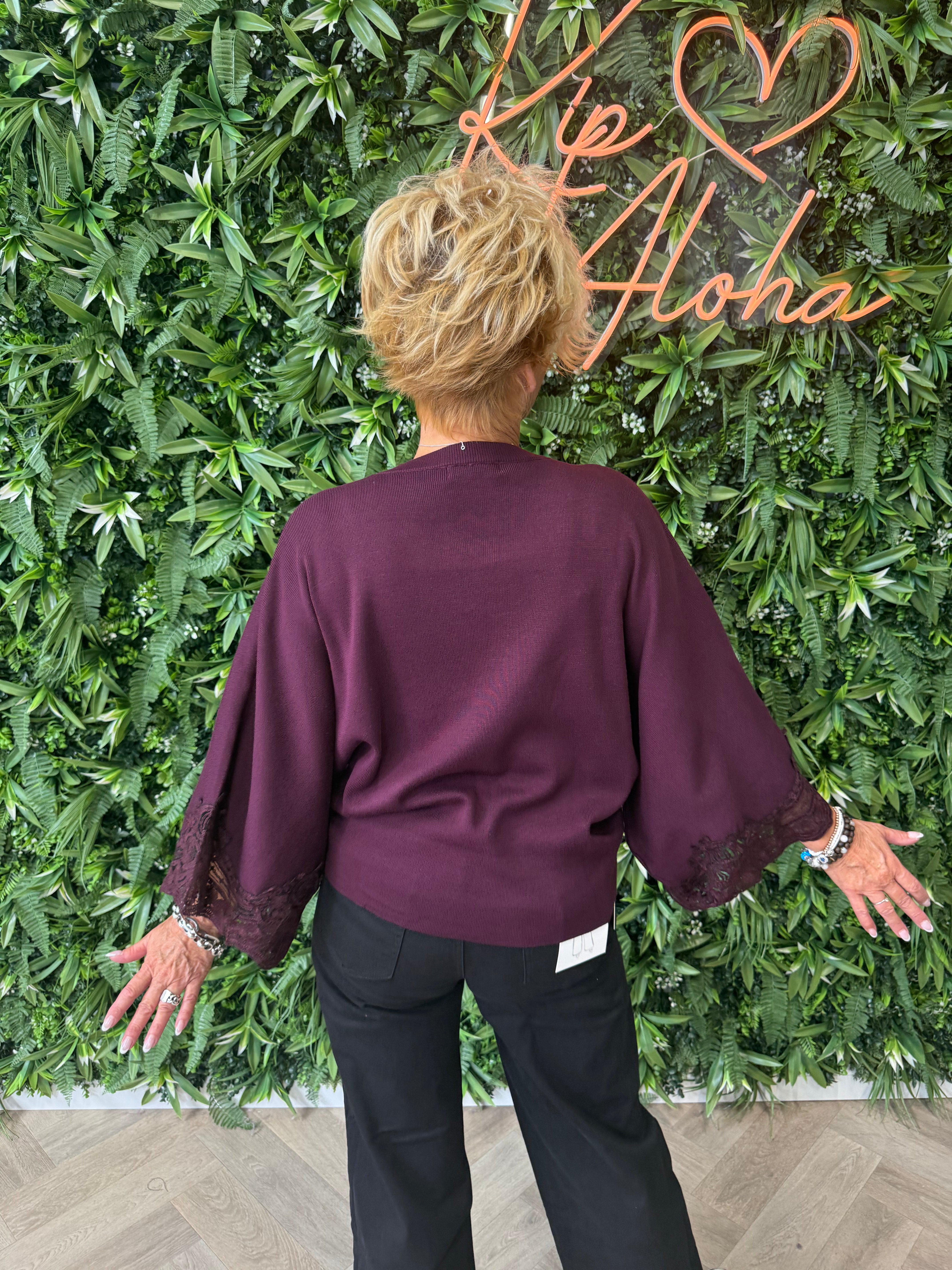 Fijn gebreide trui v-hals met broderie rand bordeaux