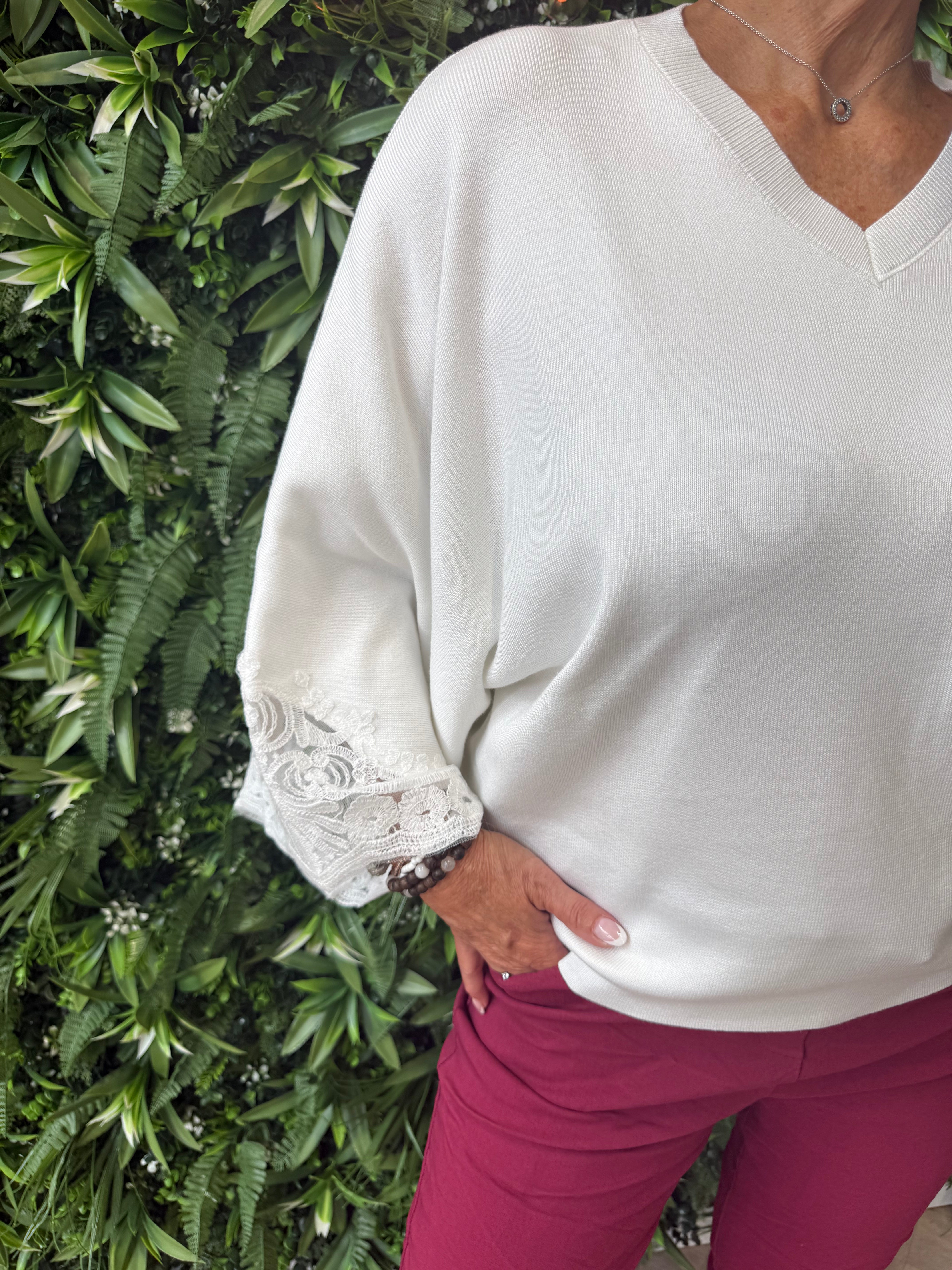 Fijn gebreide trui v-hals met broderie rand wit