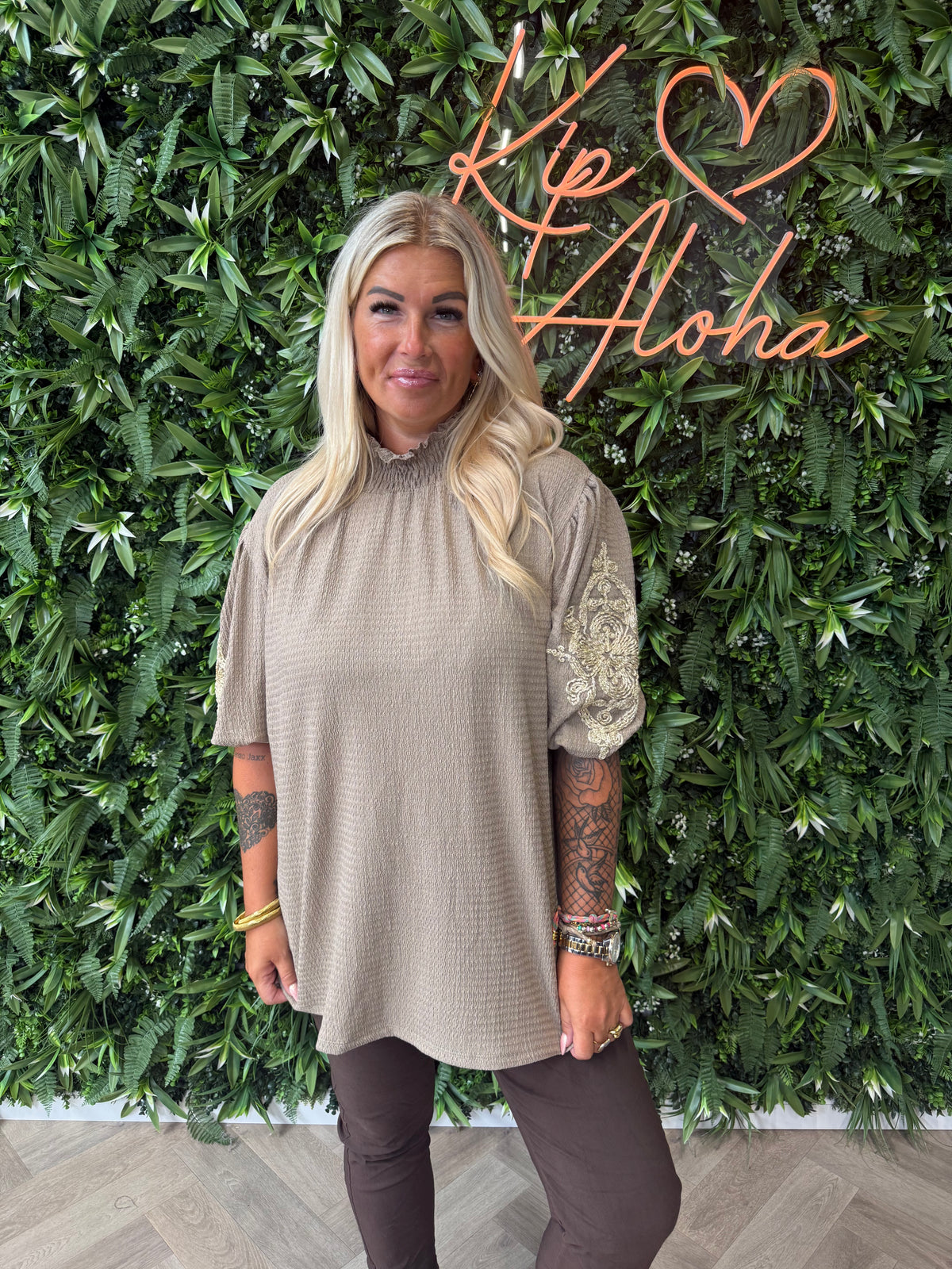 Crepe top korte pofmouwen taupe
