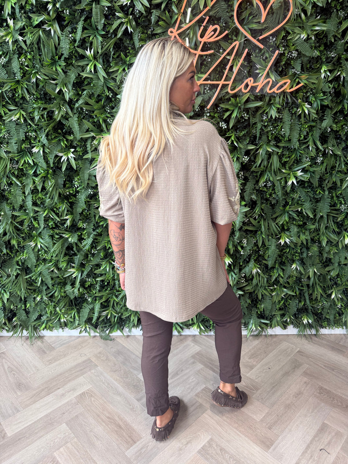 Crepe top korte pofmouwen taupe