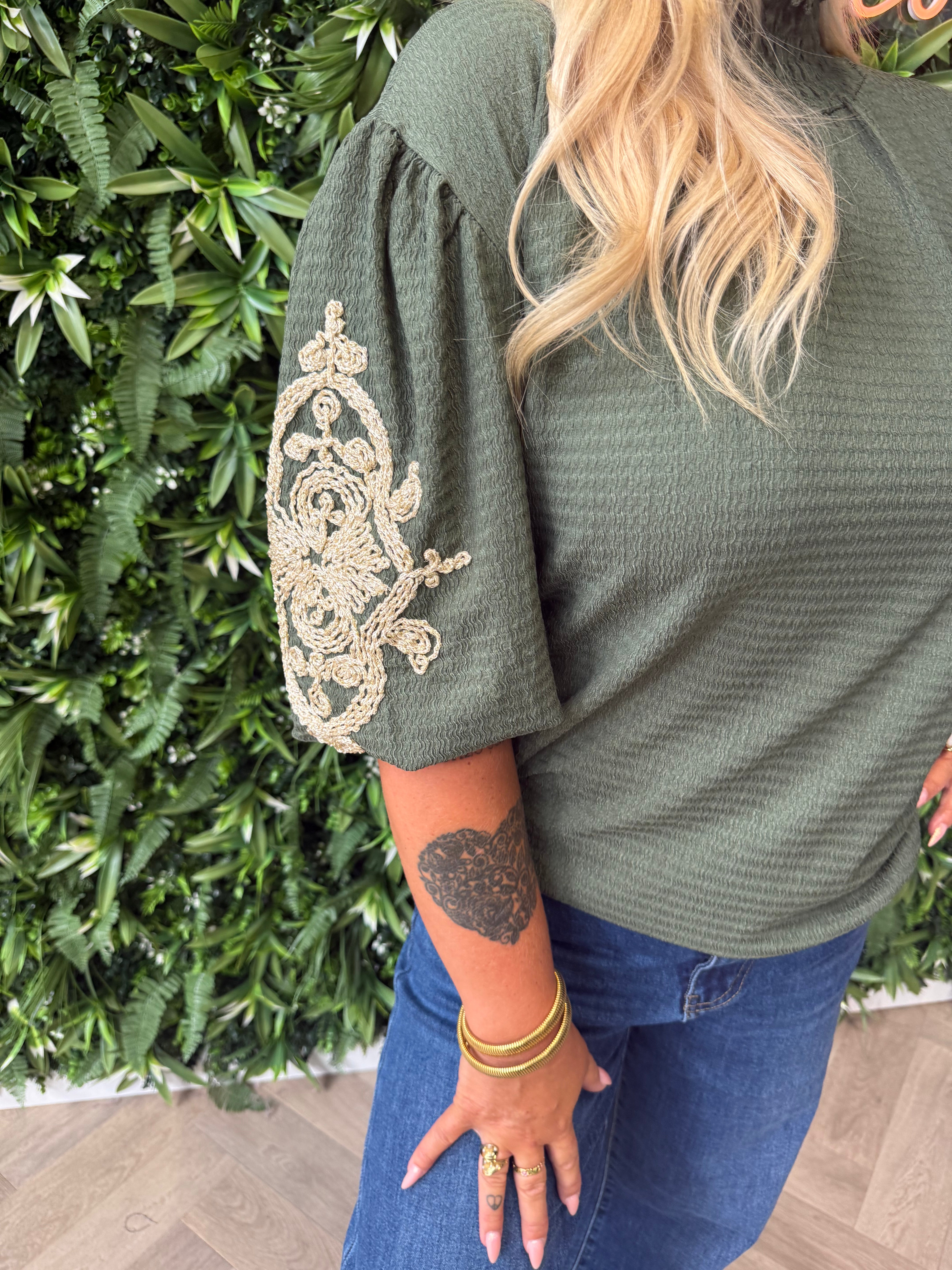 Crepe top korte pofmouwen legergroen