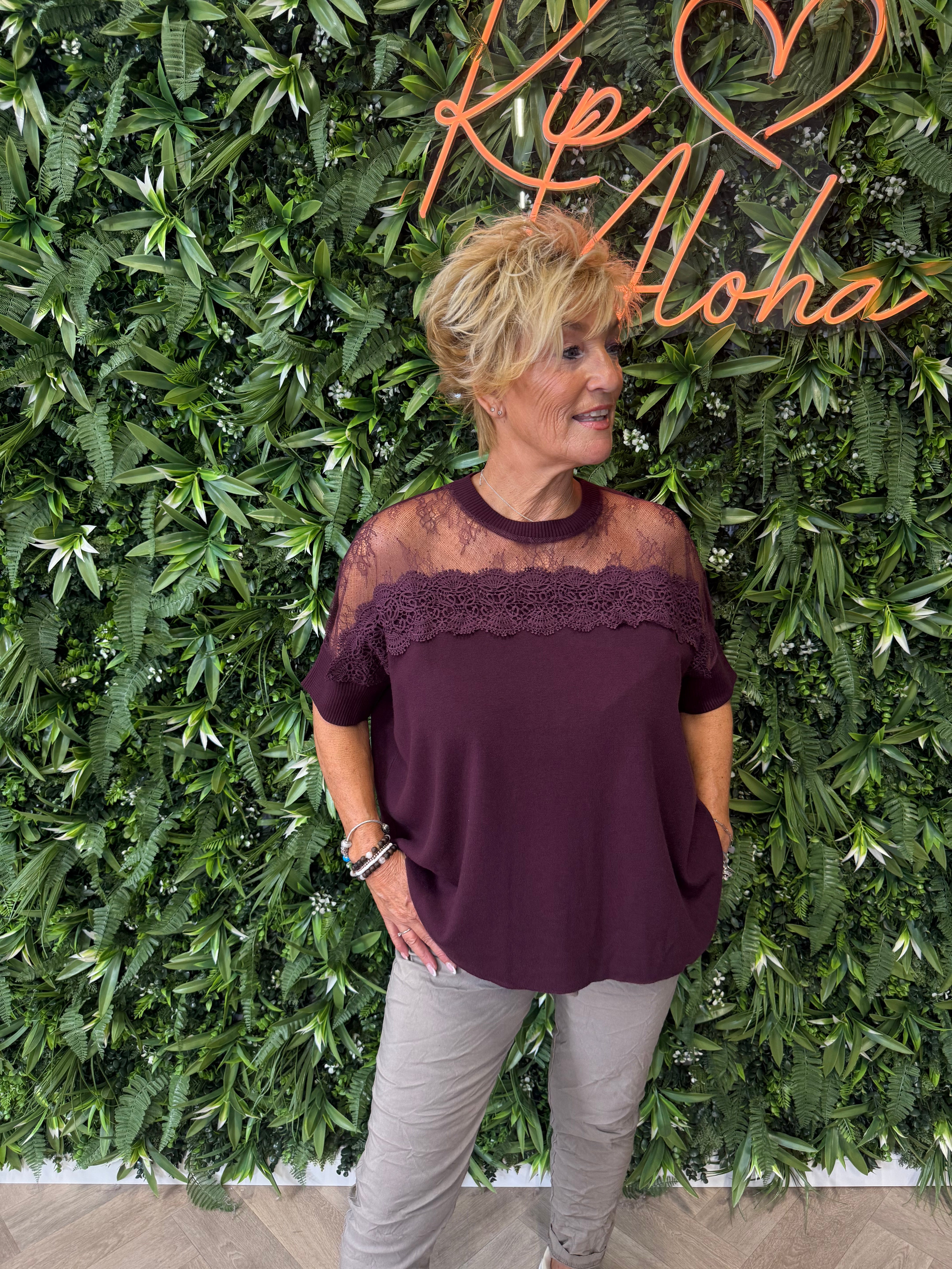 Fijn gebreide trui broderie hals bordeaux