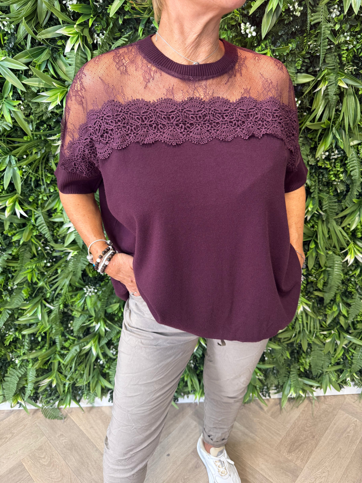Fijn gebreide trui broderie hals bordeaux