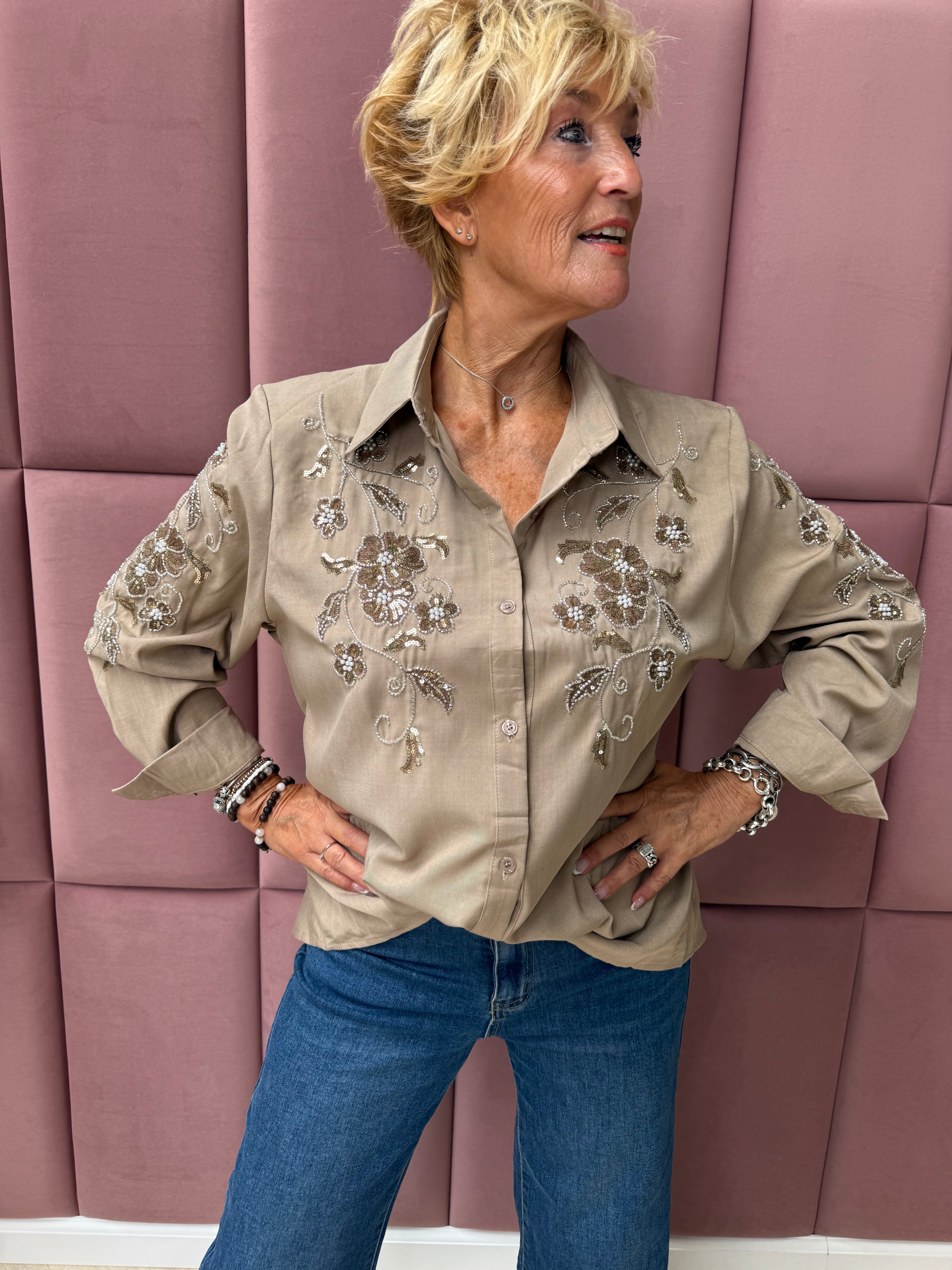 Doorknoop blouse kralen bloemen taupe