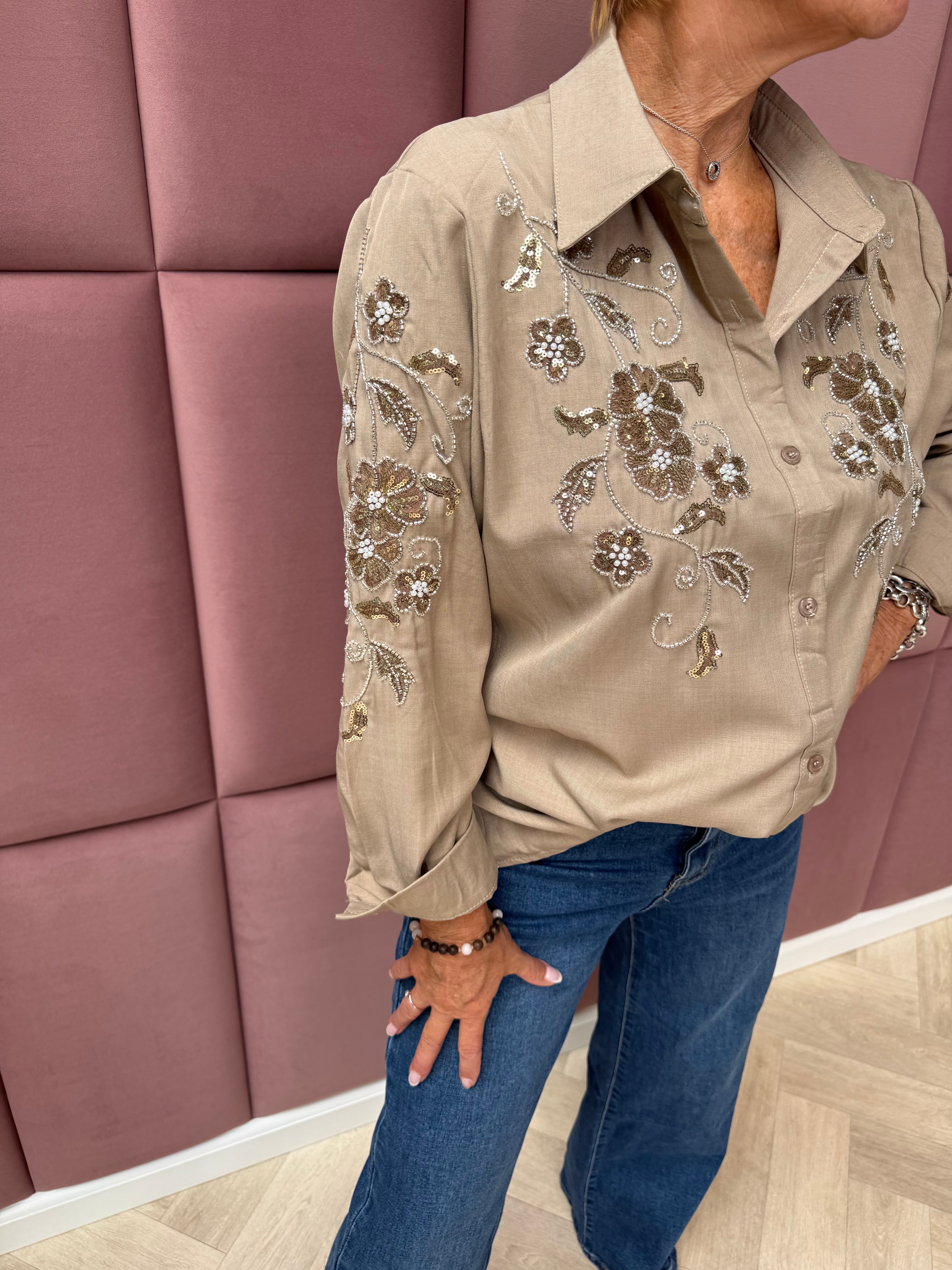 Doorknoop blouse kralen bloemen taupe