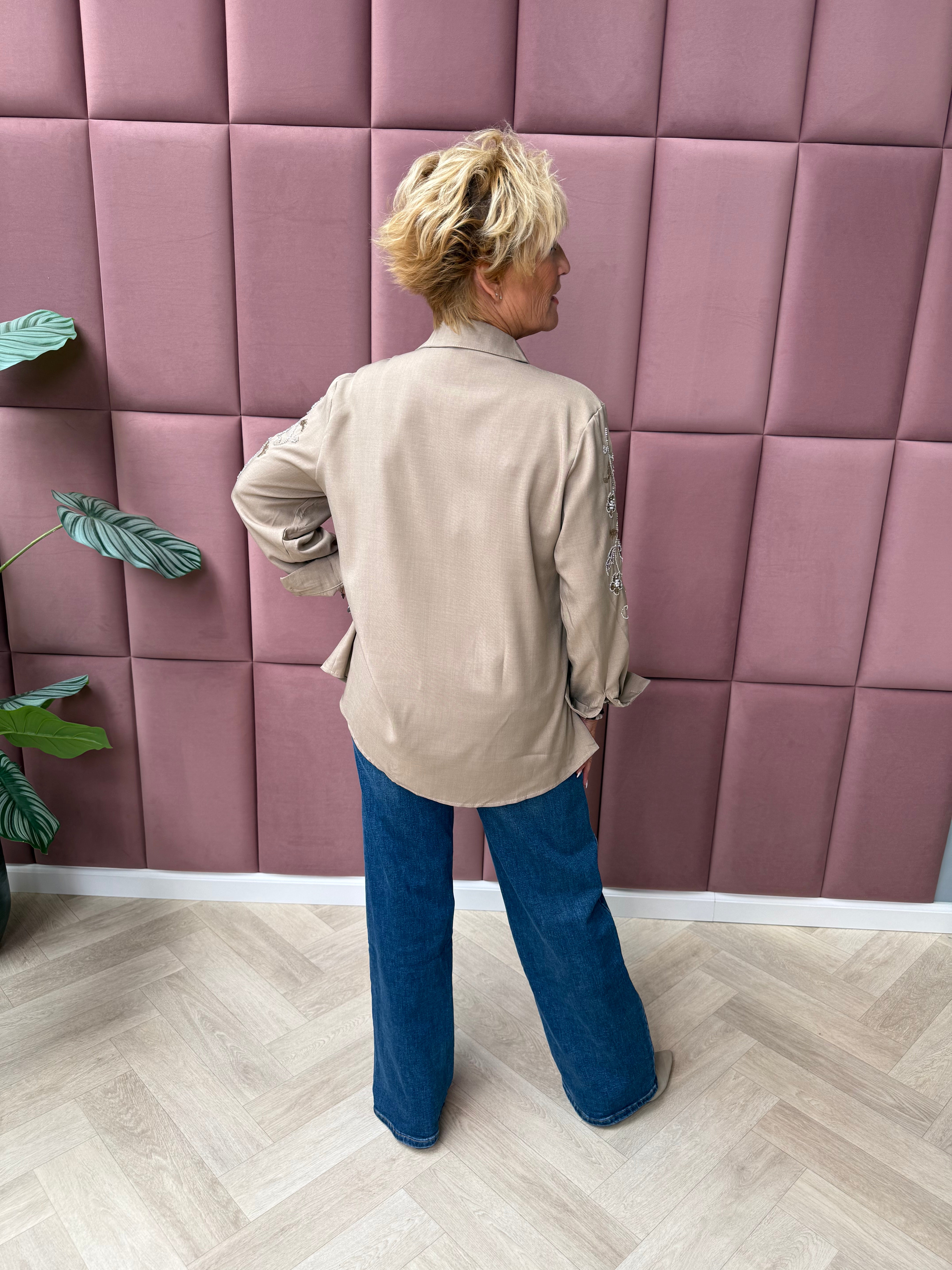 Doorknoop blouse kralen bloemen taupe