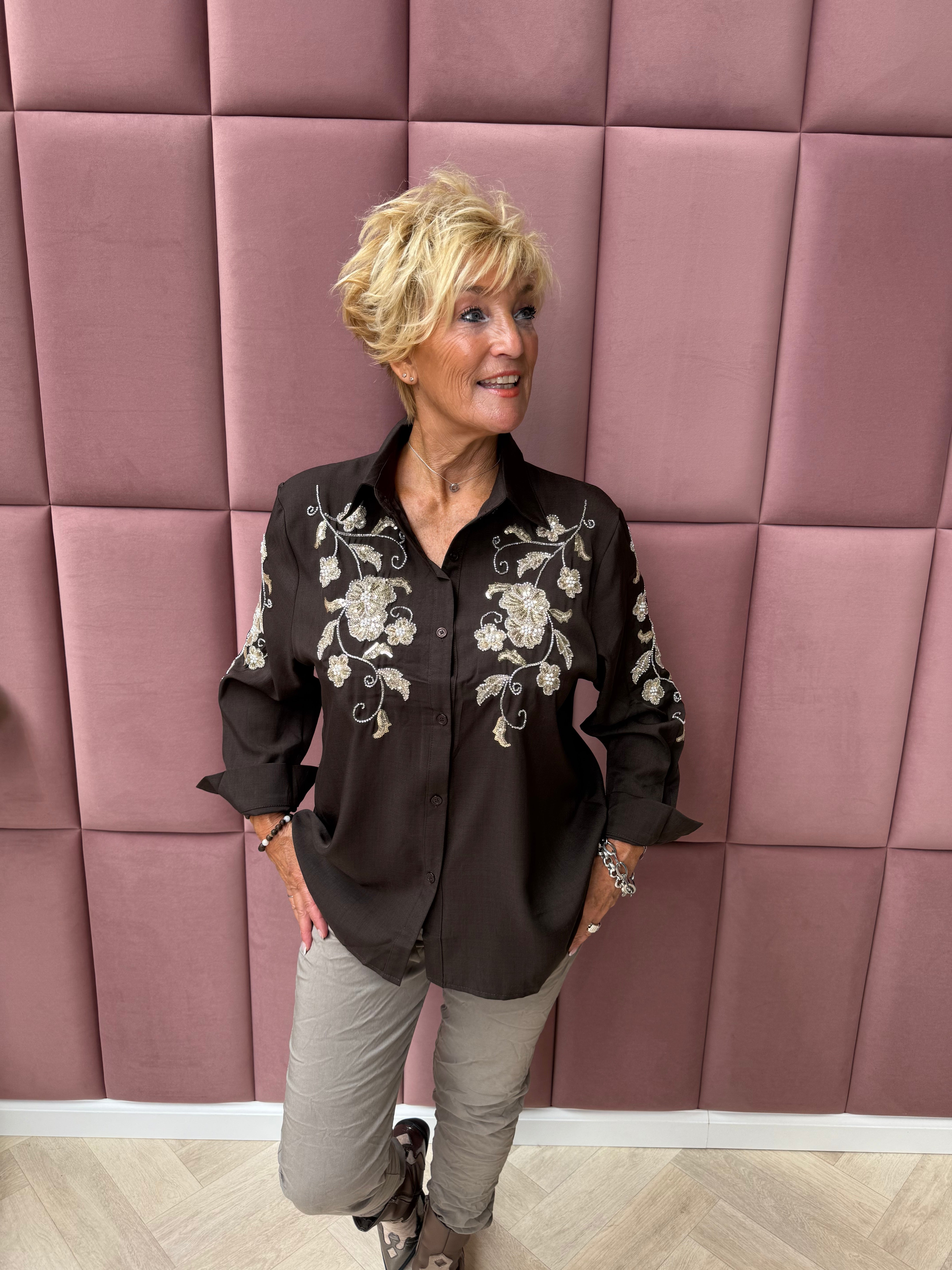 Doorknoop blouse kralen bloemen donkerbruin