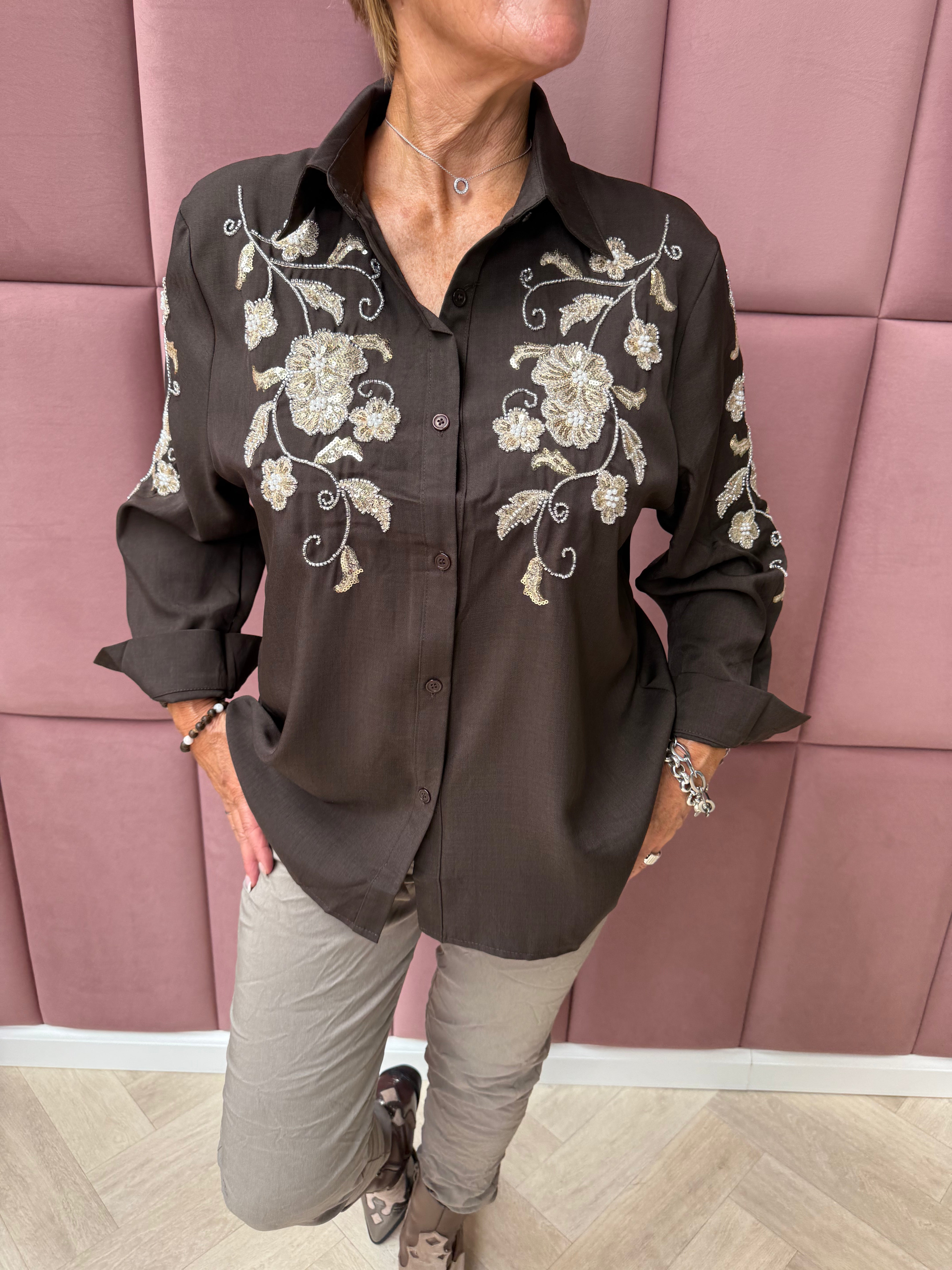 Doorknoop blouse kralen bloemen donkerbruin