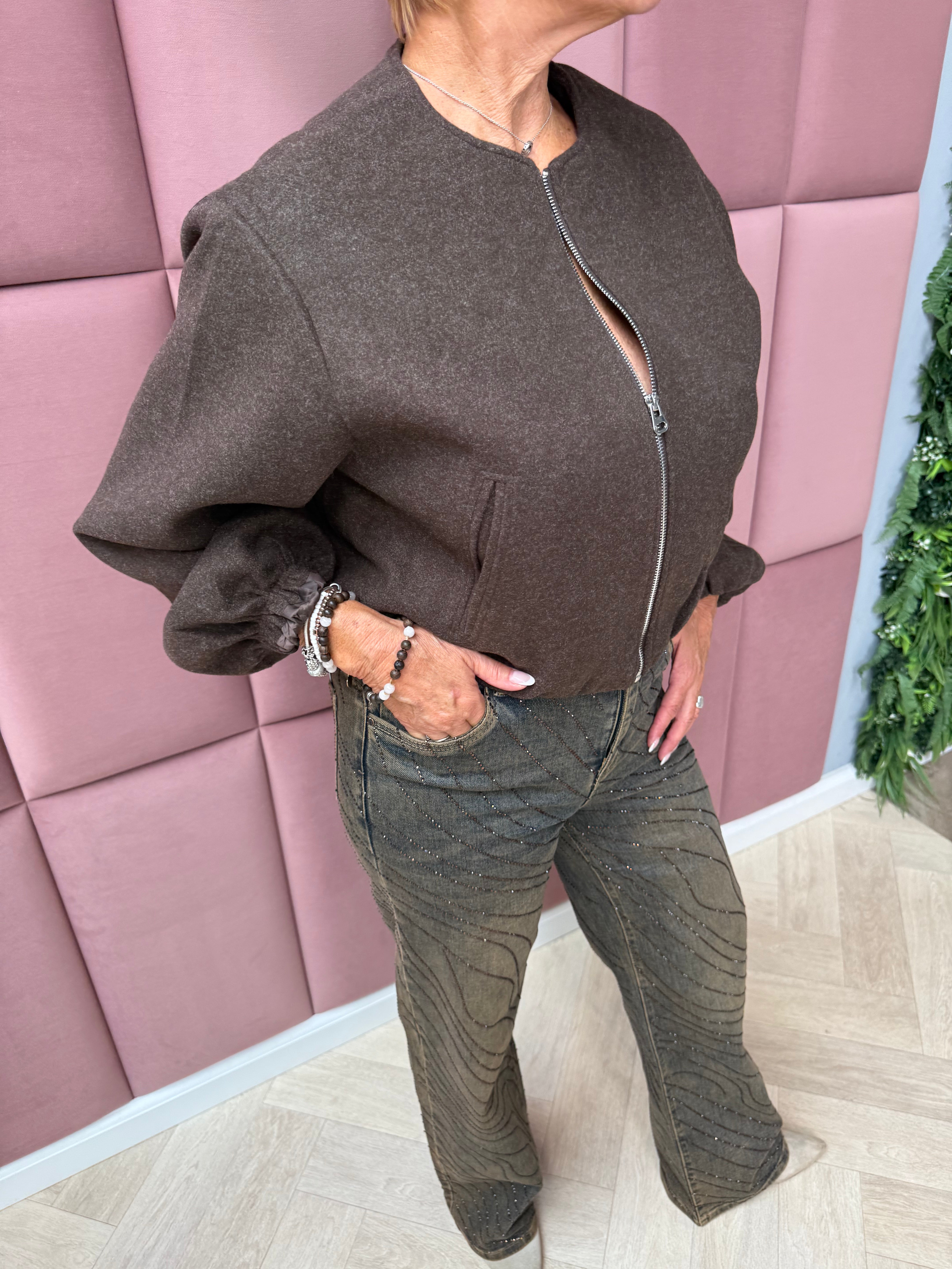 Korte bomber met pofmouwen donkerbruin