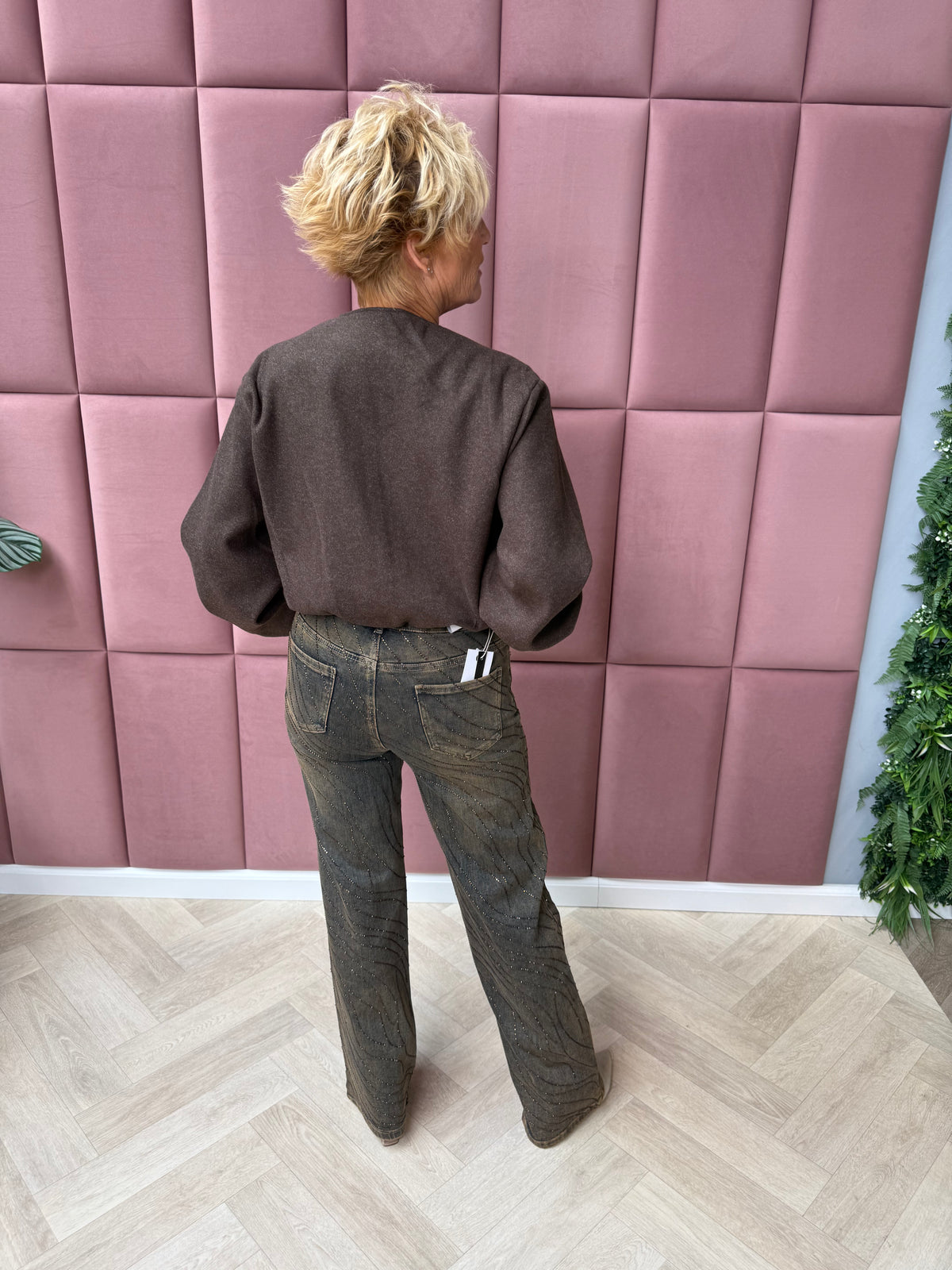 Korte bomber met pofmouwen donkerbruin