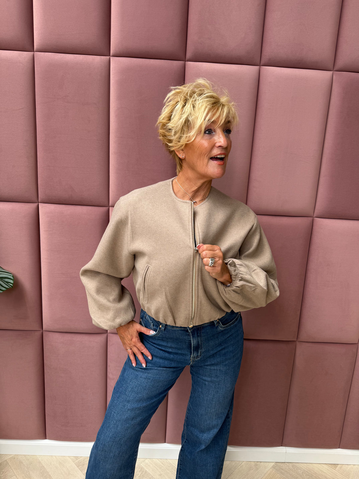 Korte bomber met pofmouwen taupe