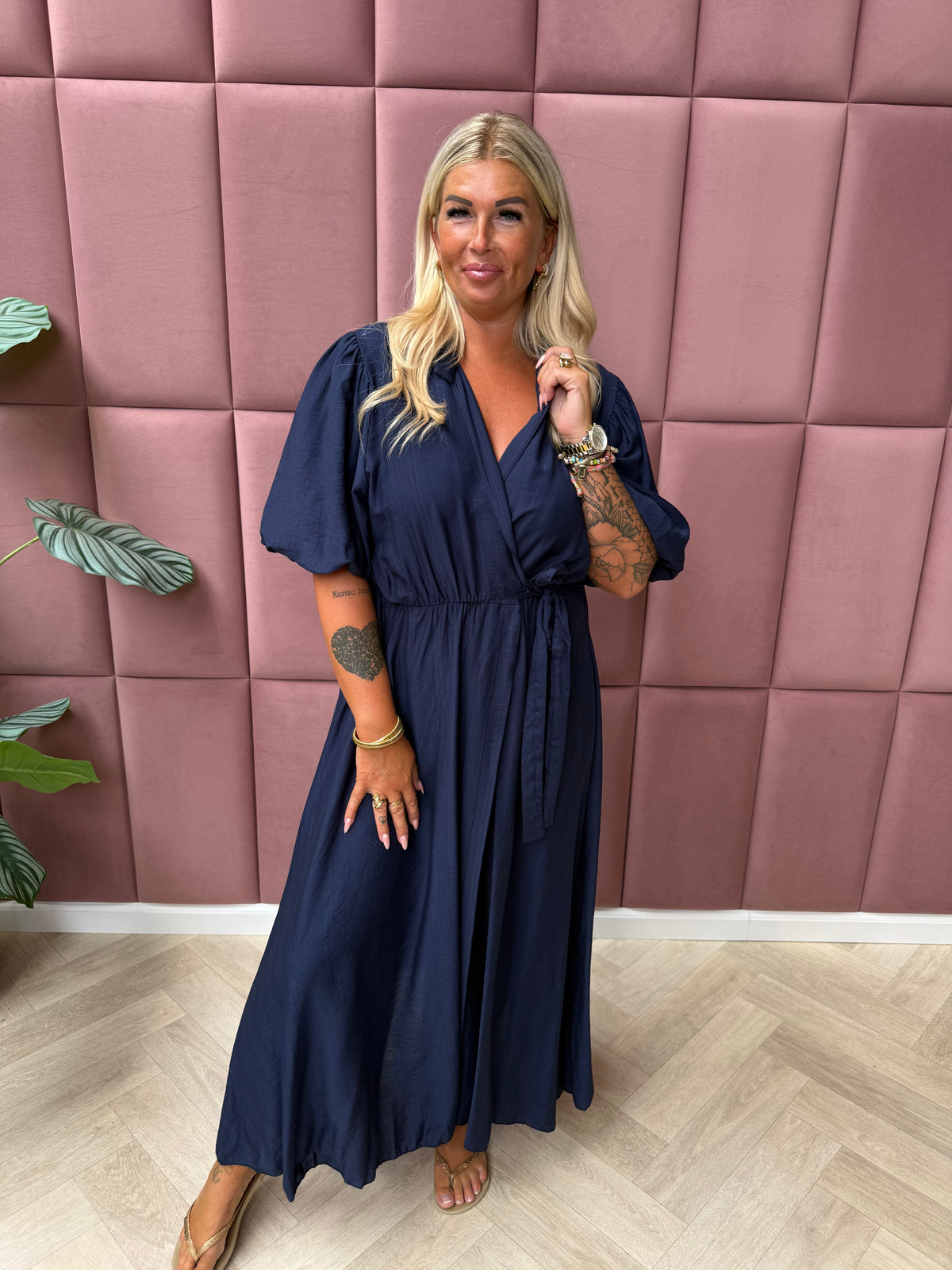 Lange overslag jurk korte pofmouwen marineblauw