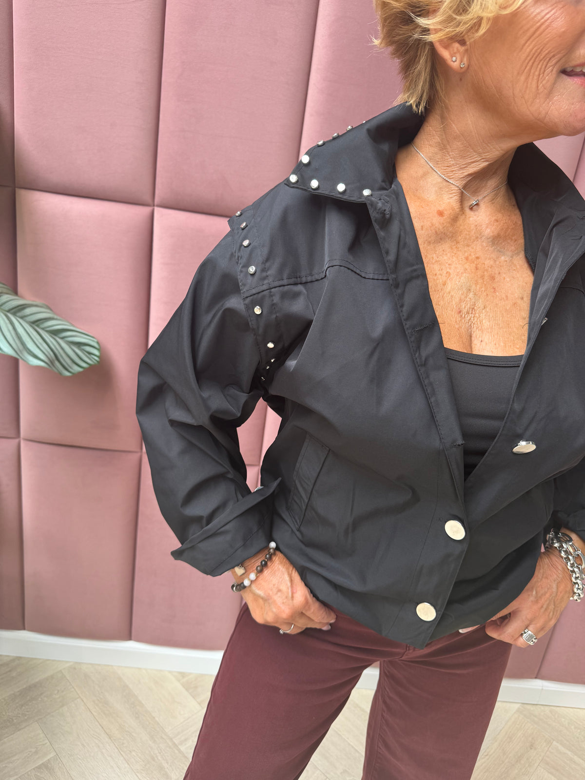 Jasje met studs zwart