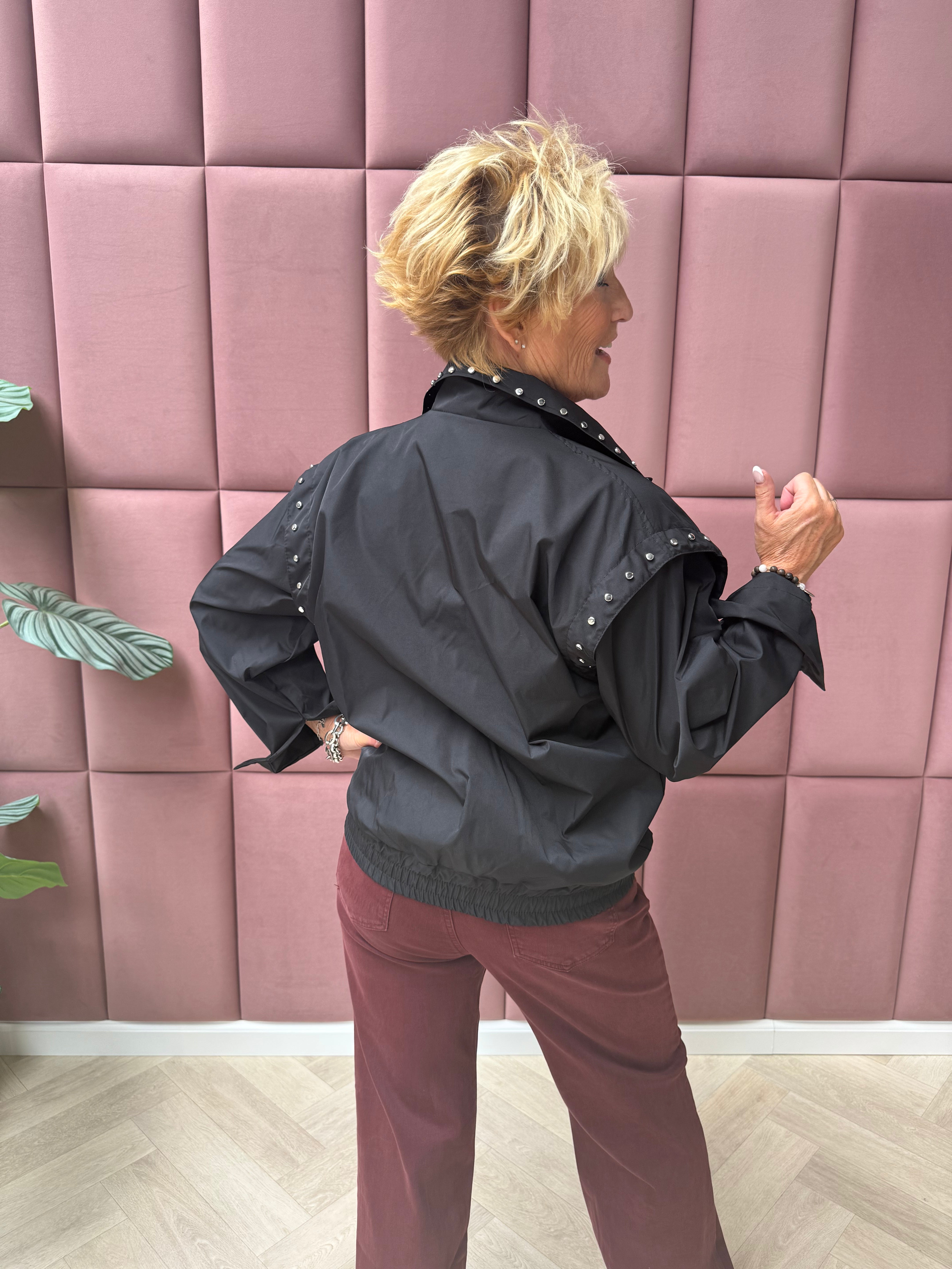 Jasje met studs zwart
