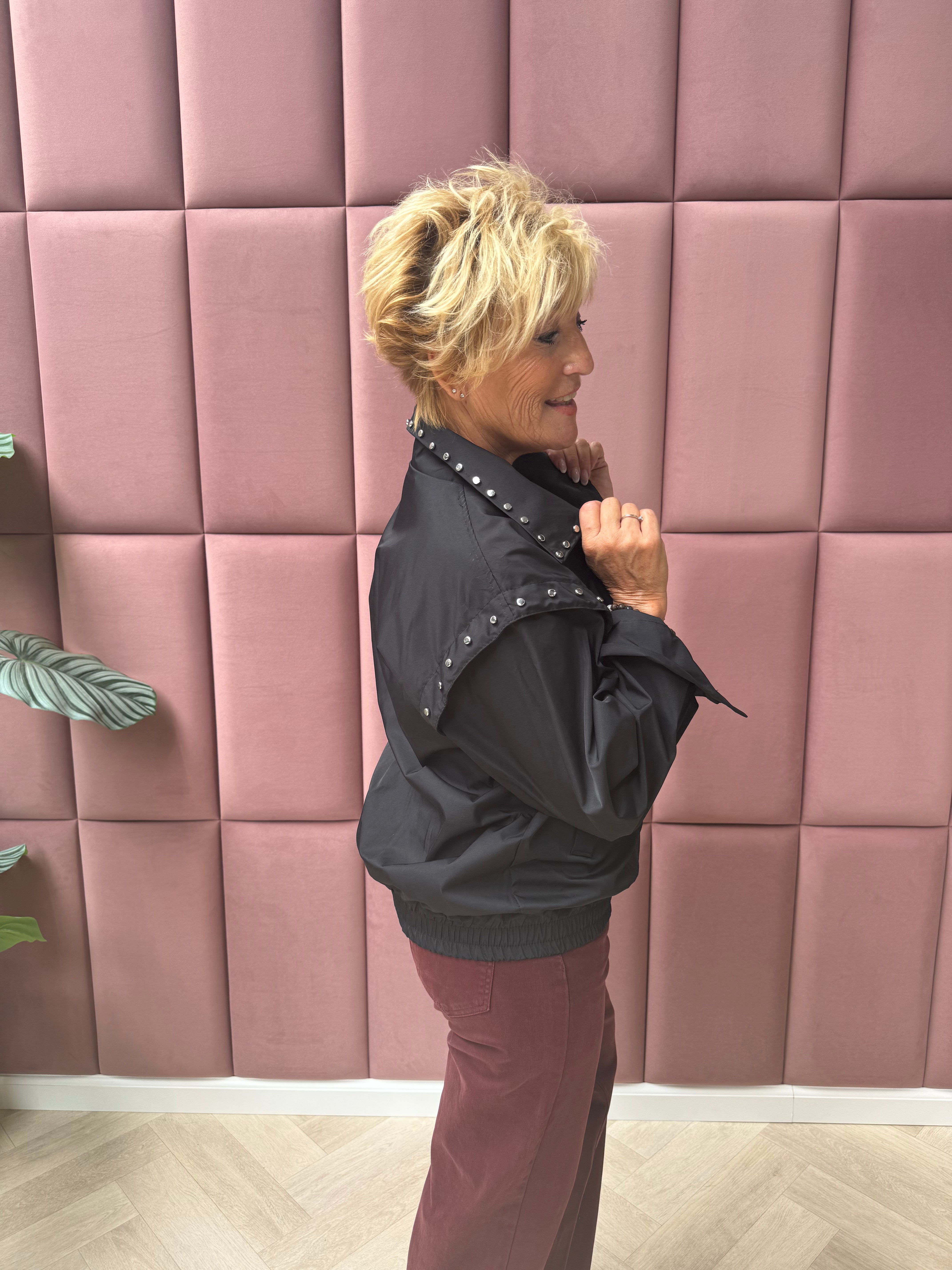 Jasje met studs zwart