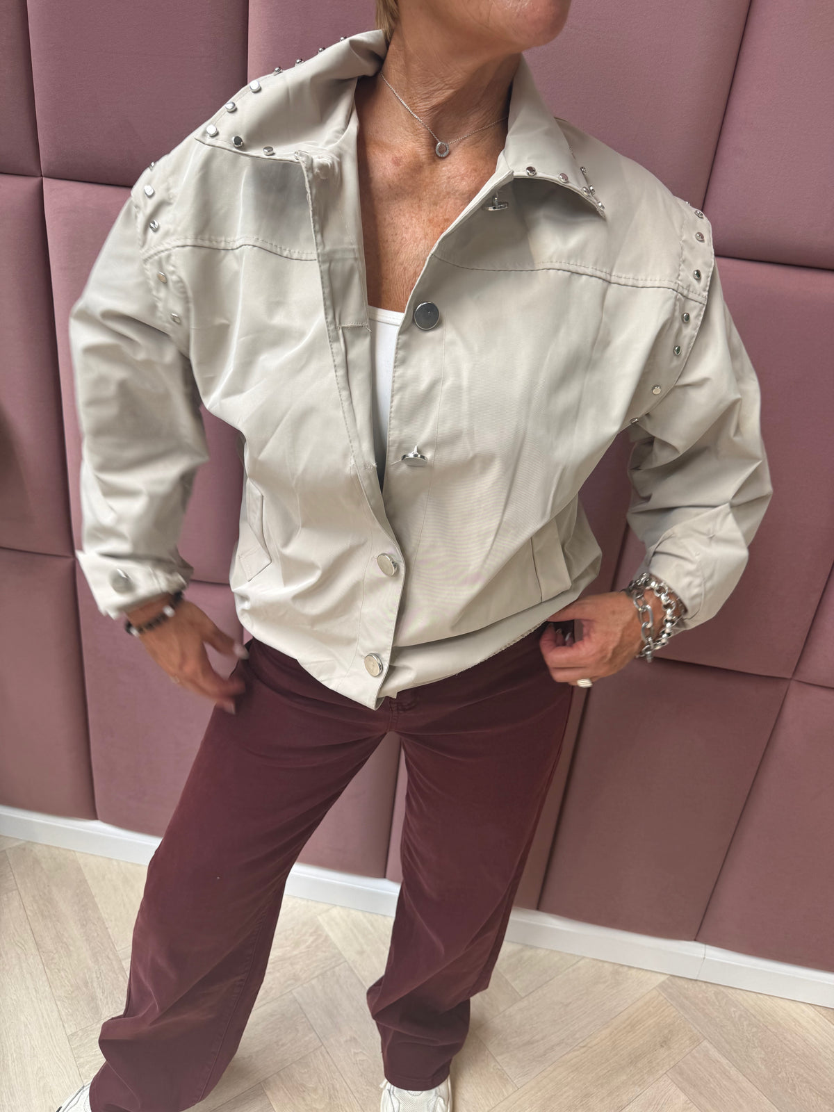 Jasje met studs beige