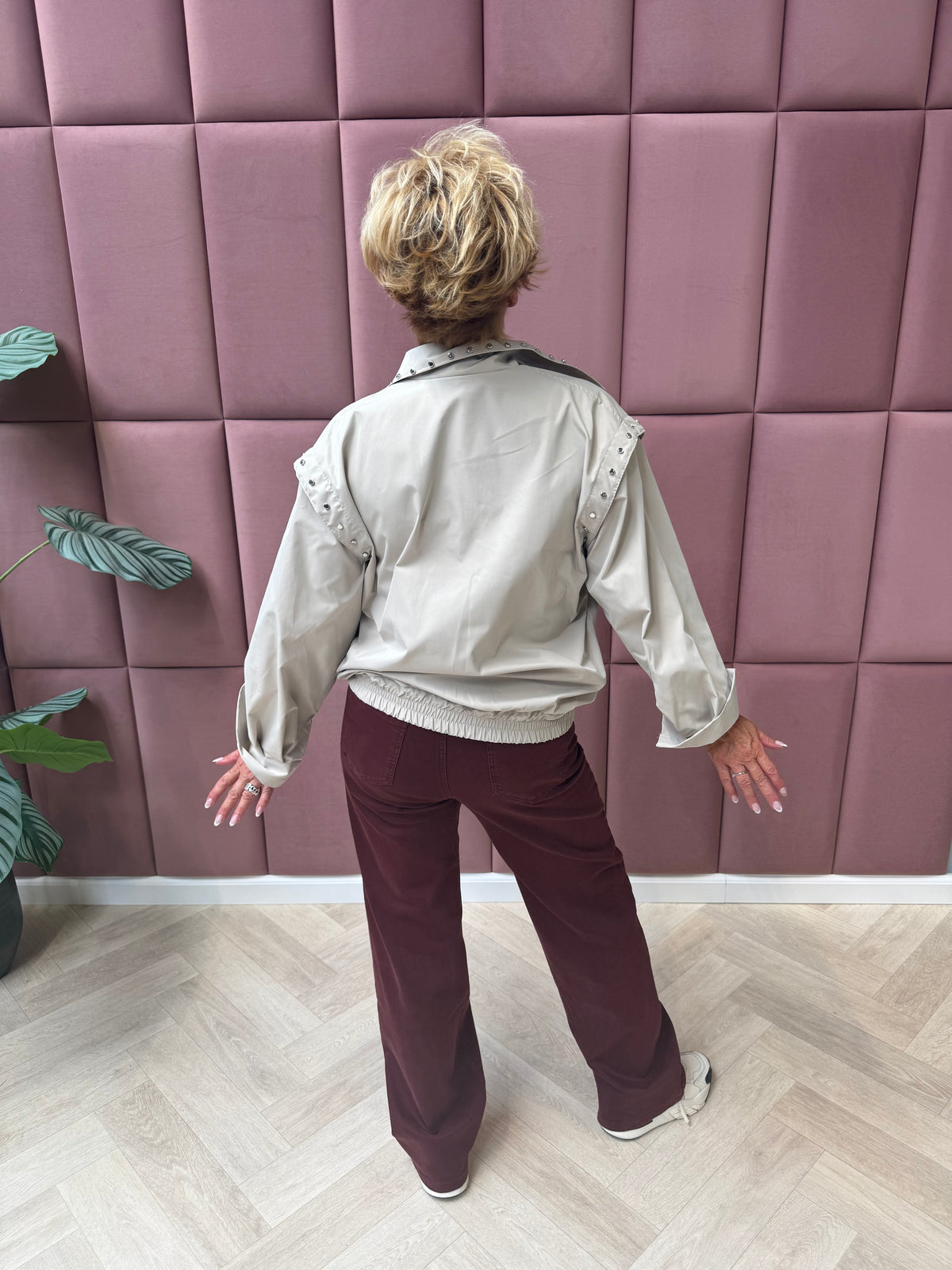 Jasje met studs beige