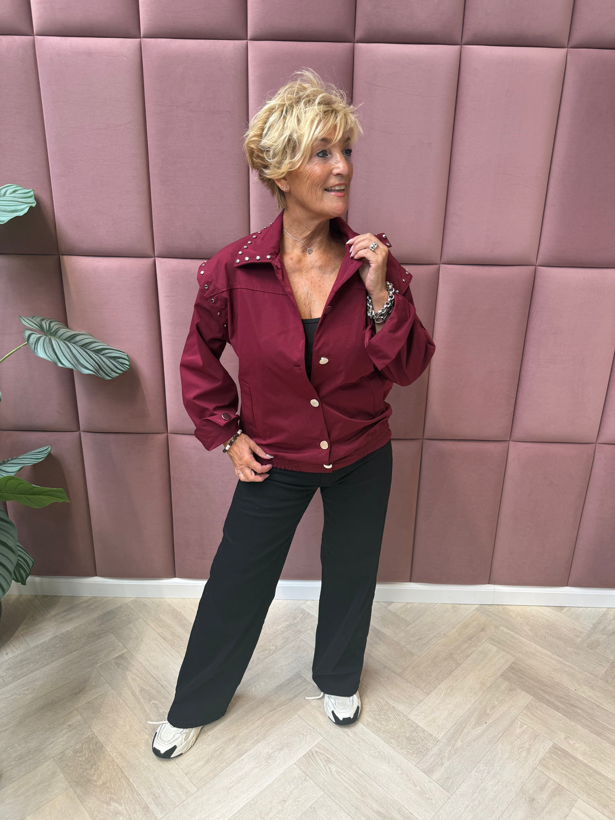 Jasje met studs bordeaux