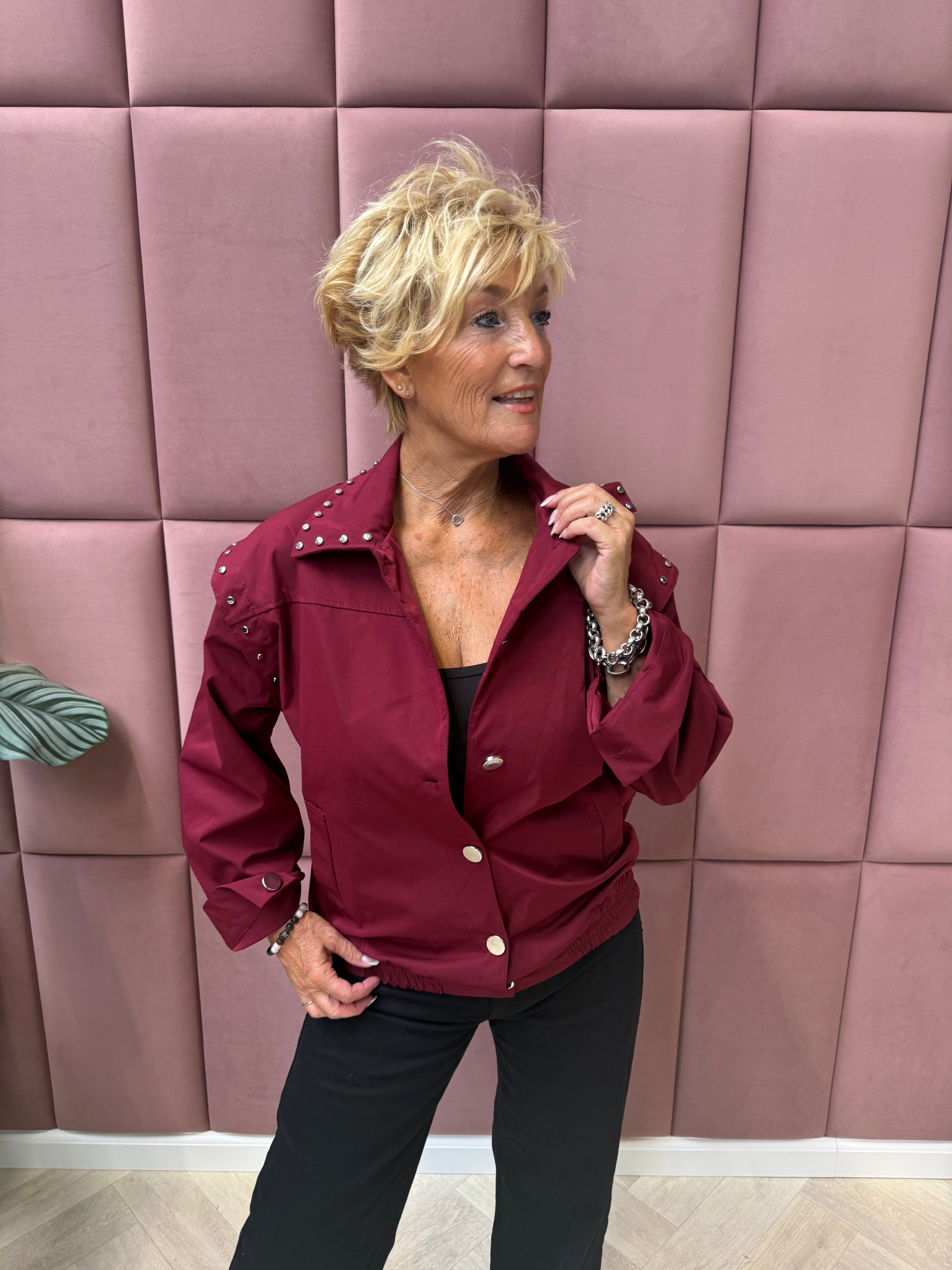 Jasje met studs bordeaux
