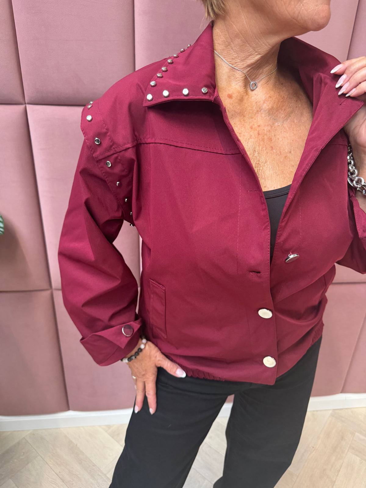 Jasje met studs bordeaux