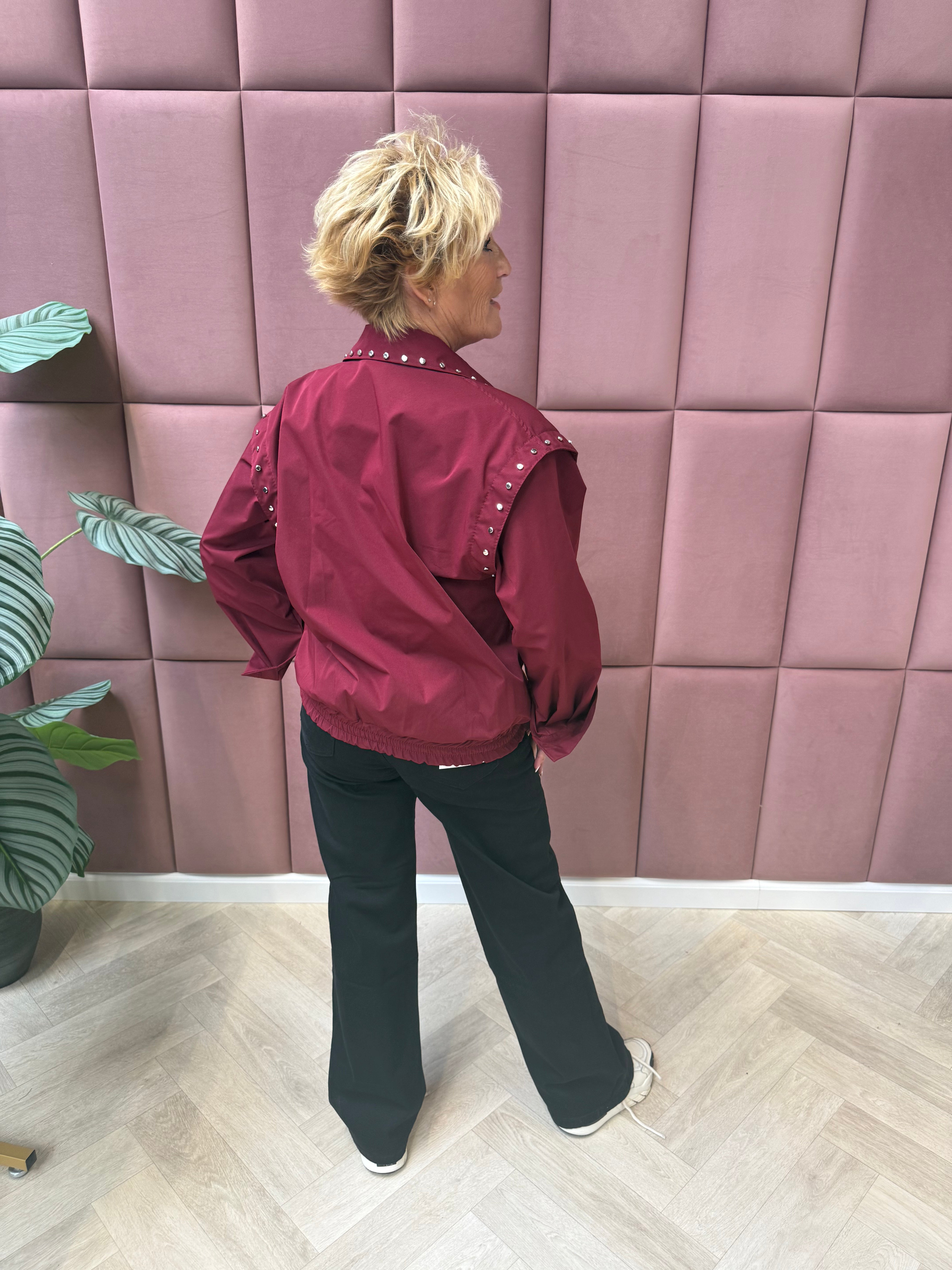 Jasje met studs bordeaux