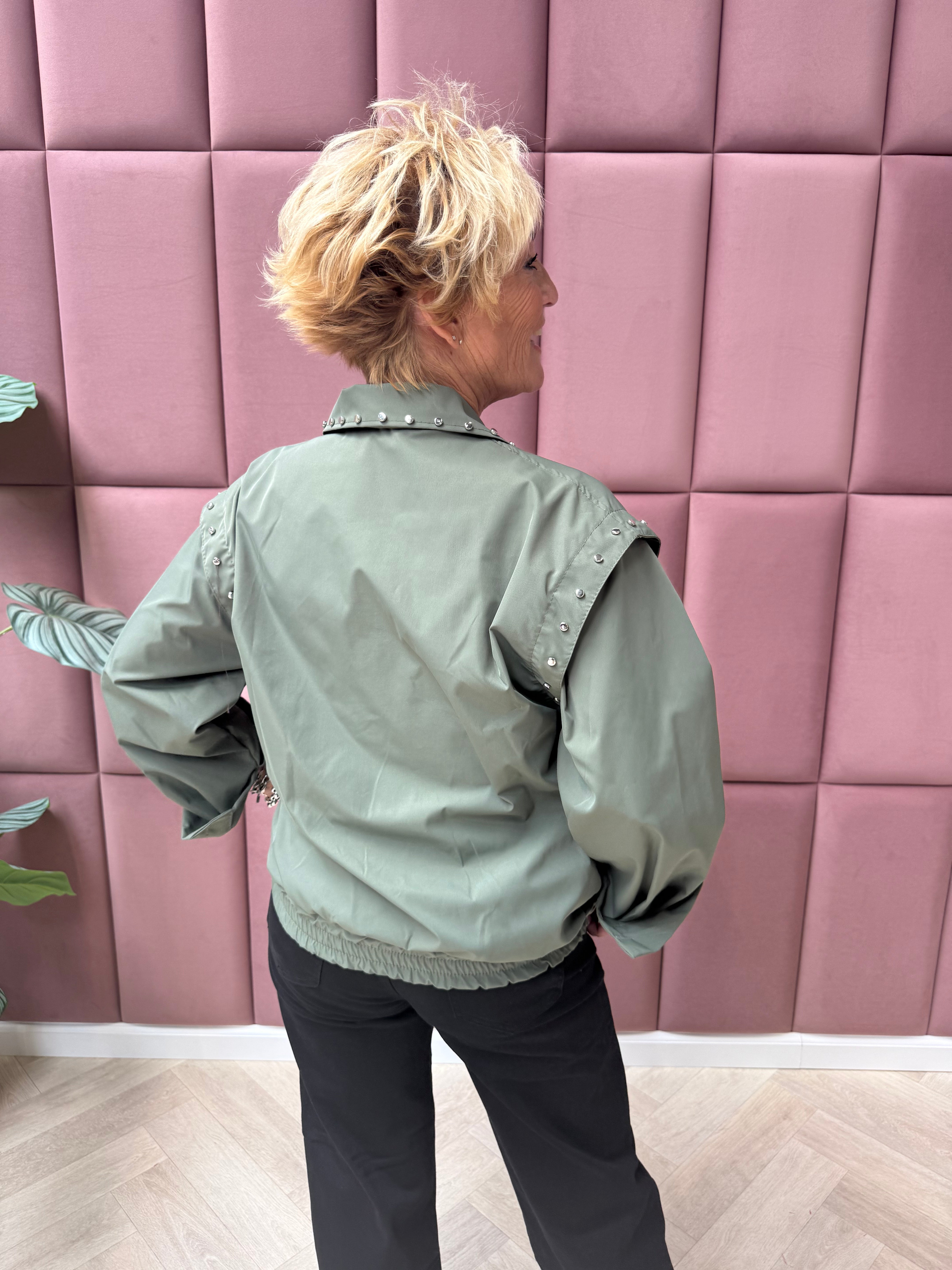 Jasje met studs legergroen
